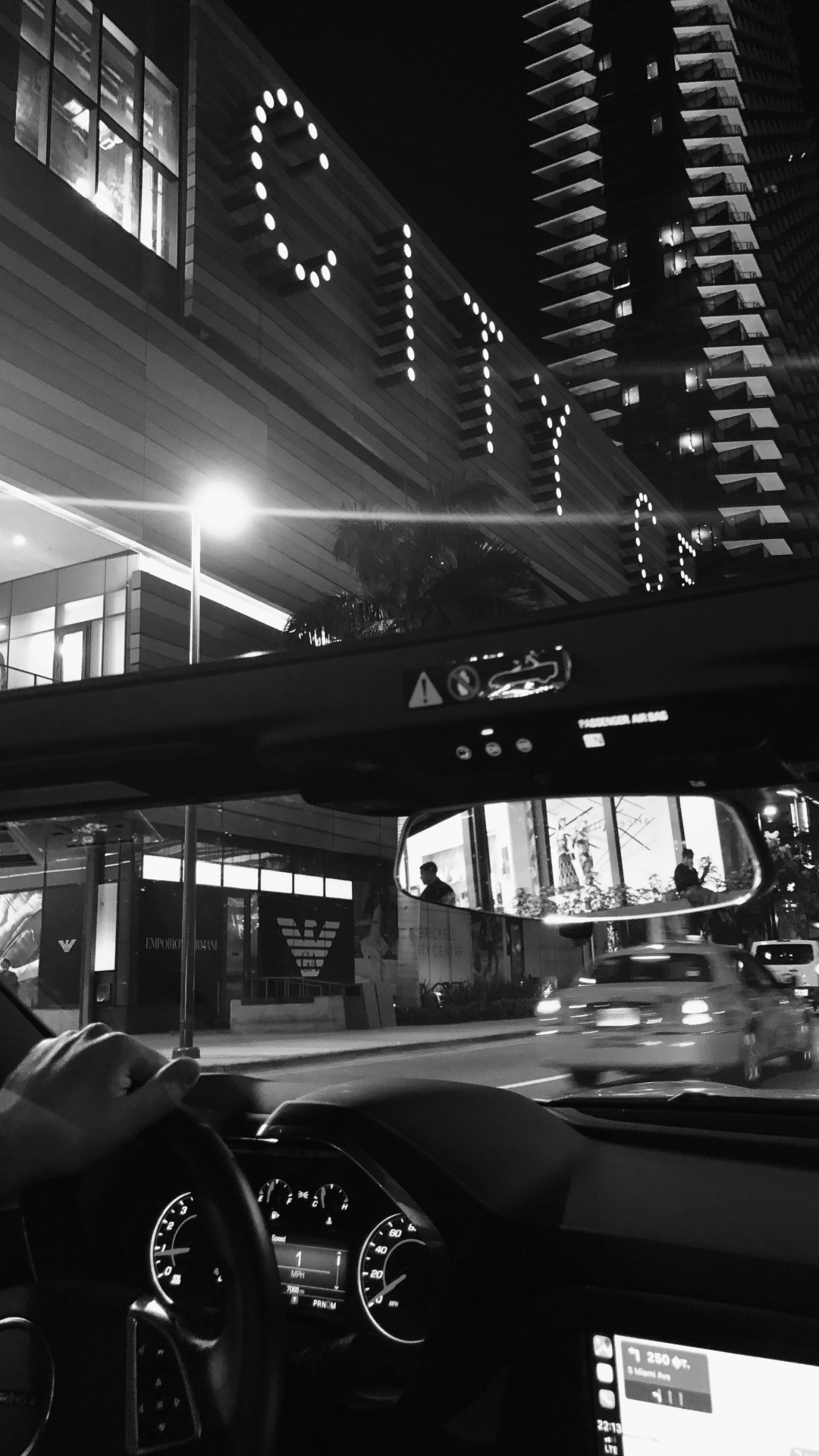 Обои стекло, автомобильное зеркало, ночь, рулевое колесо, спидометр в разрешении 1080x1920