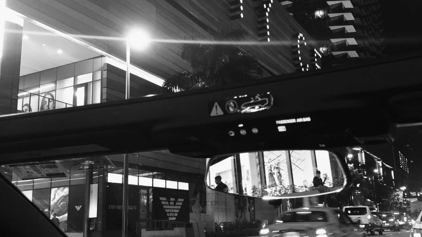 Обои стекло, автомобильное зеркало, ночь, рулевое колесо, спидометр в разрешении 1366x768