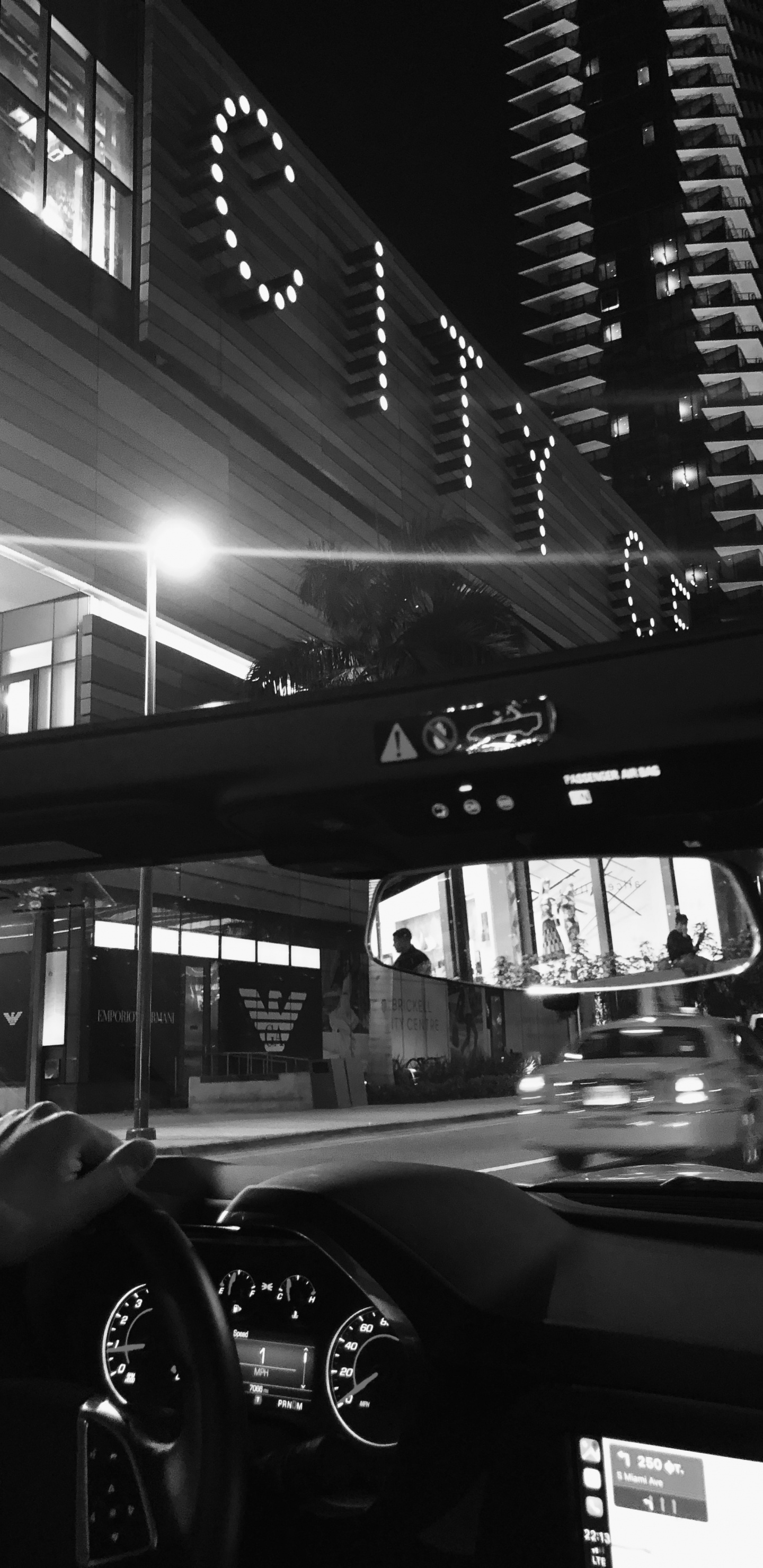 Обои стекло, автомобильное зеркало, ночь, рулевое колесо, спидометр в разрешении 1440x2960