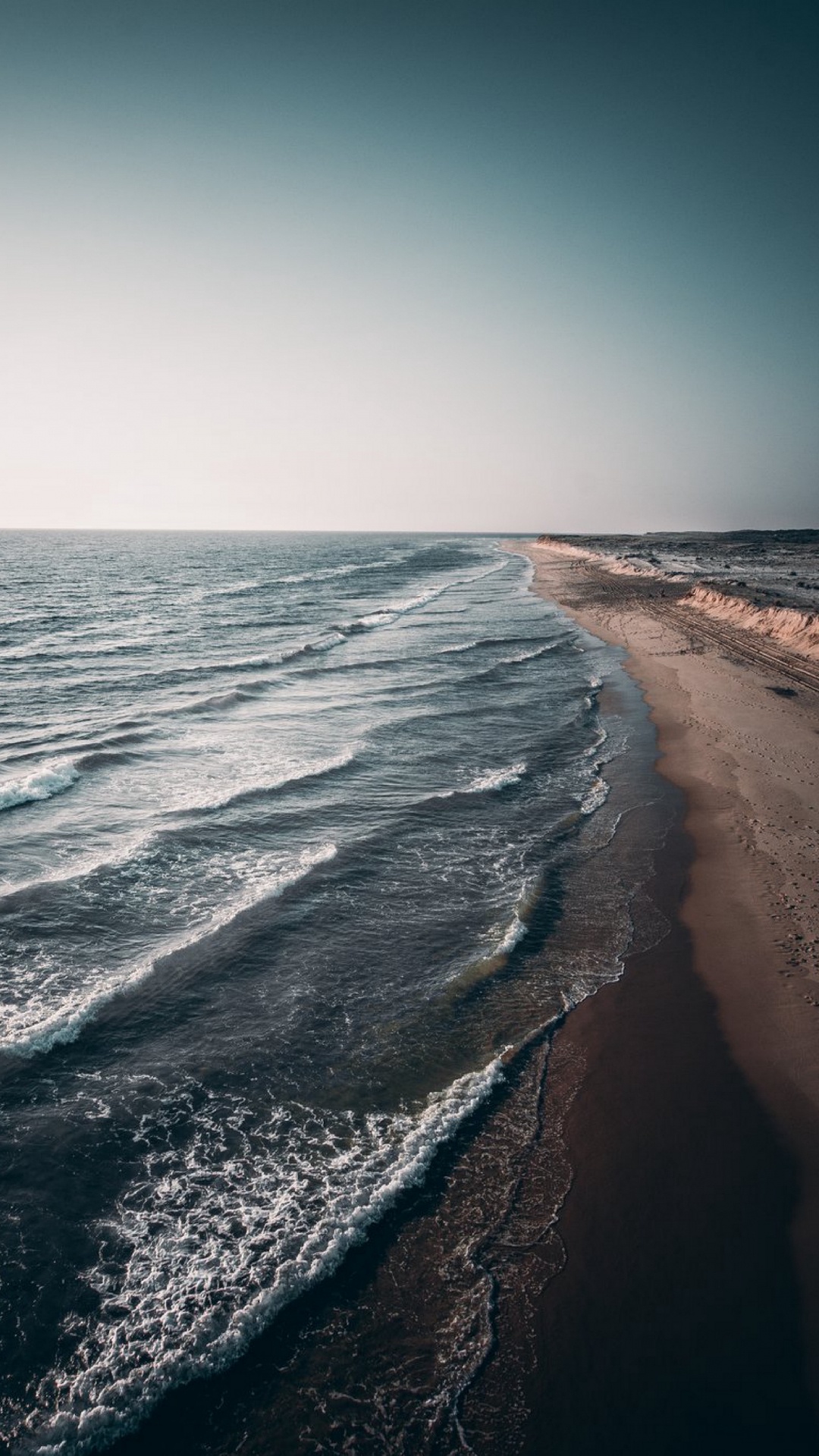 Обои ветровая волна, берег, небо, море, водоем в разрешении 1080x1920