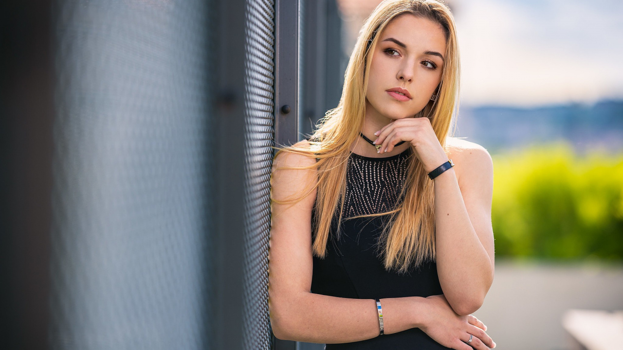 Обои боке, волосы, лицо, блондин, черный в разрешении 1280x720