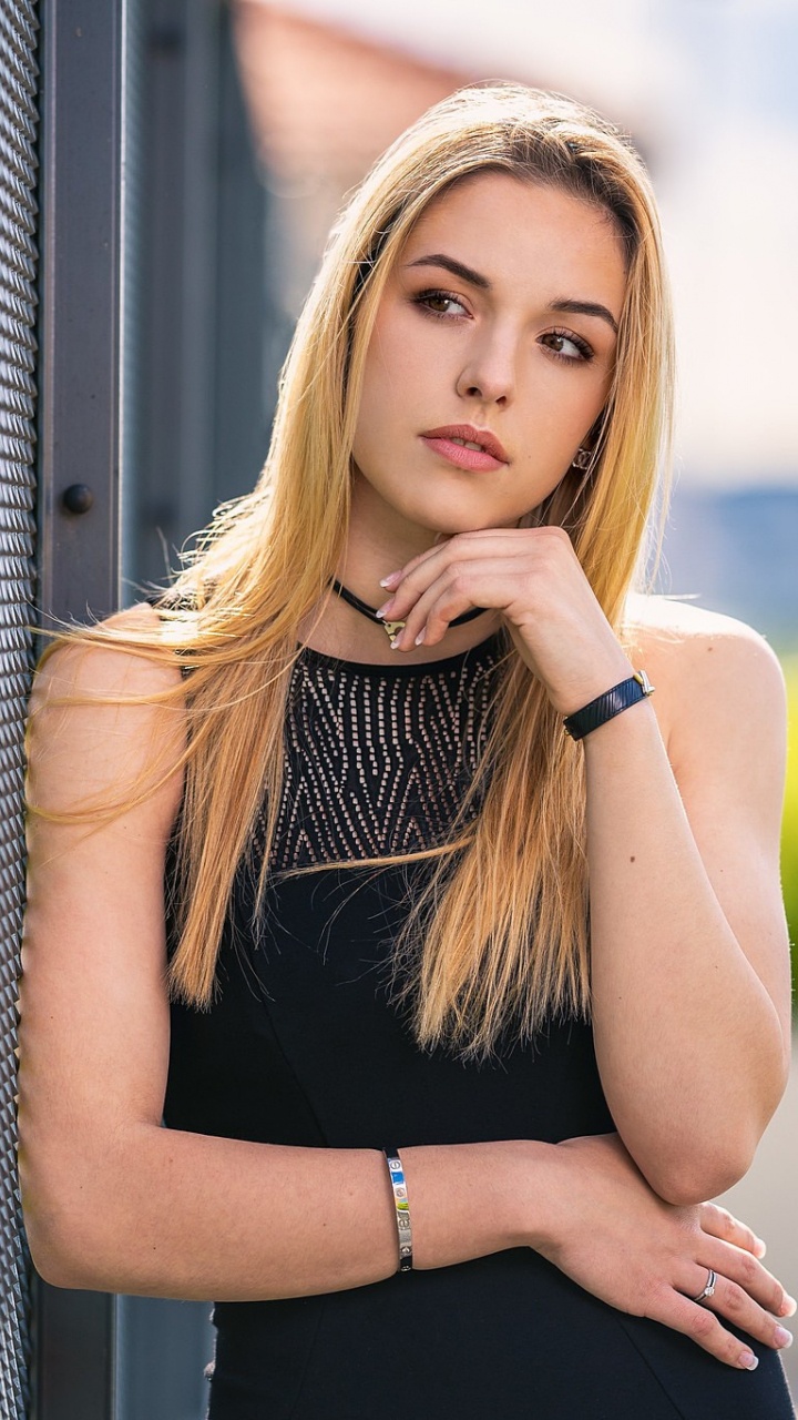 Обои боке, волосы, лицо, блондин, черный в разрешении 720x1280