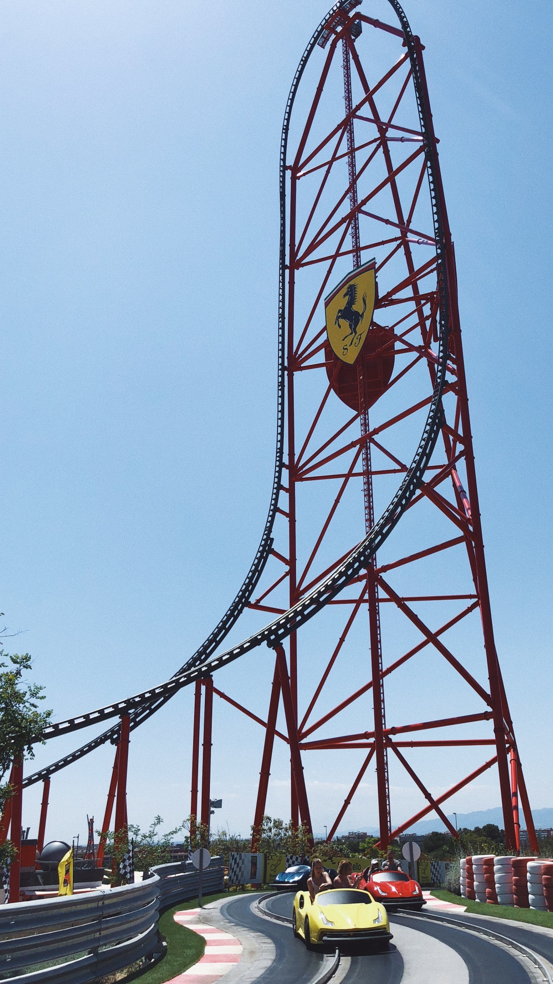 Обои горки, колесо обозрения, дорога, инфраструктура, дорожное покрытие в разрешении 1080x1920