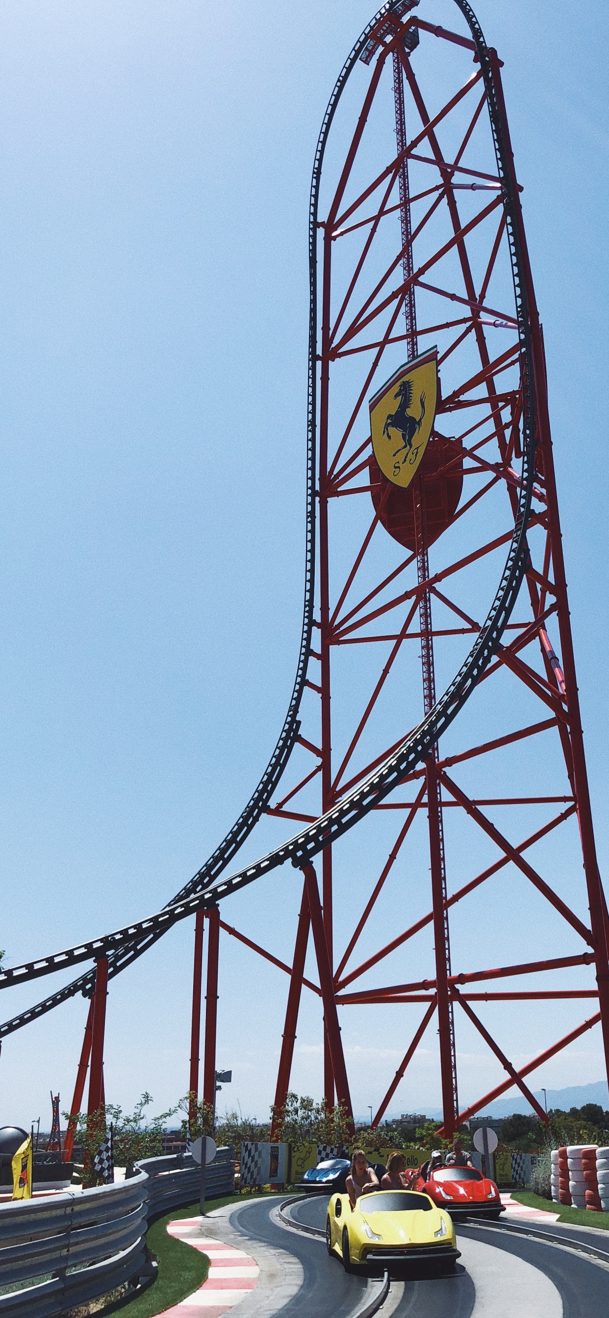 Обои горки, колесо обозрения, дорога, инфраструктура, дорожное покрытие в разрешении 1242x2688