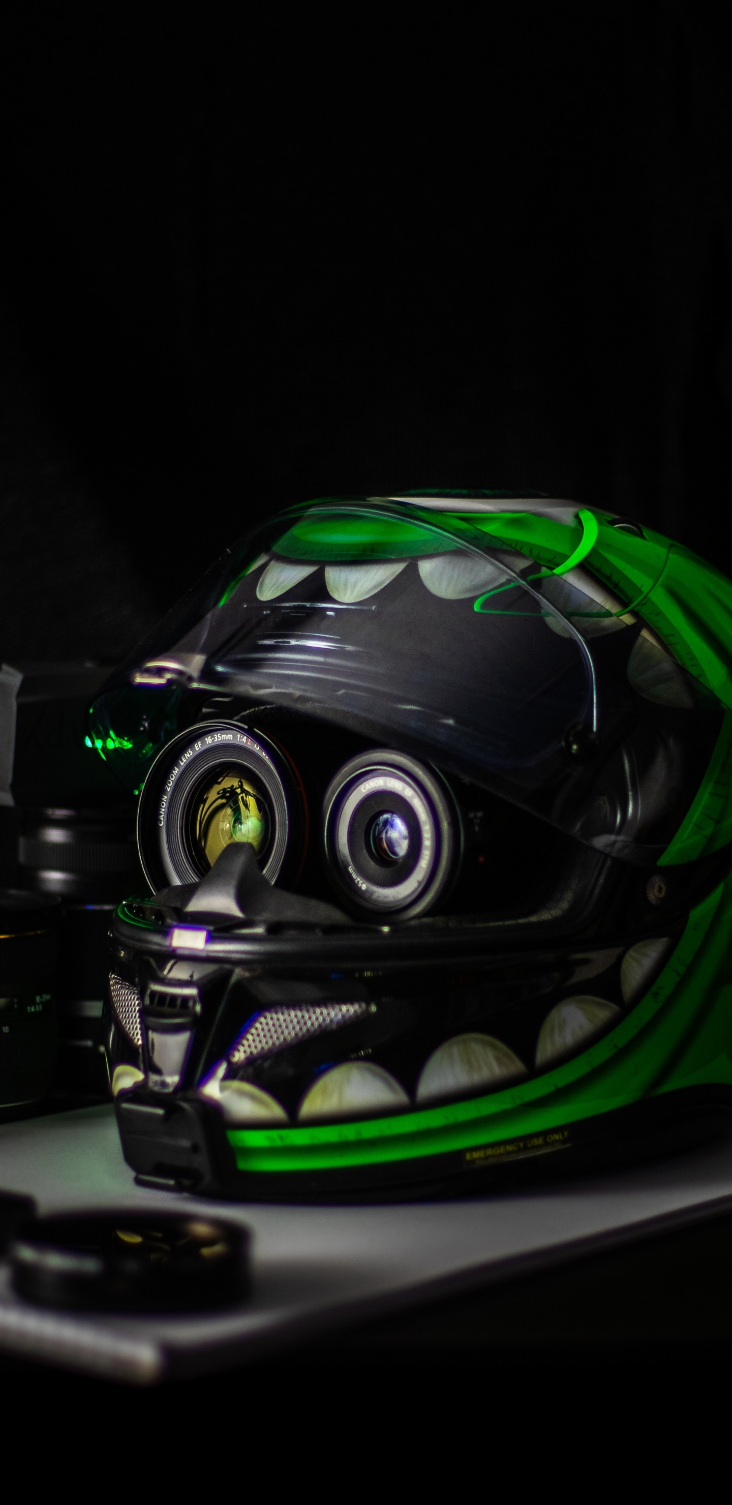 Обои мотоциклетный шлем, мотоцикл, шлем, зеленый, фара в разрешении 1440x2960