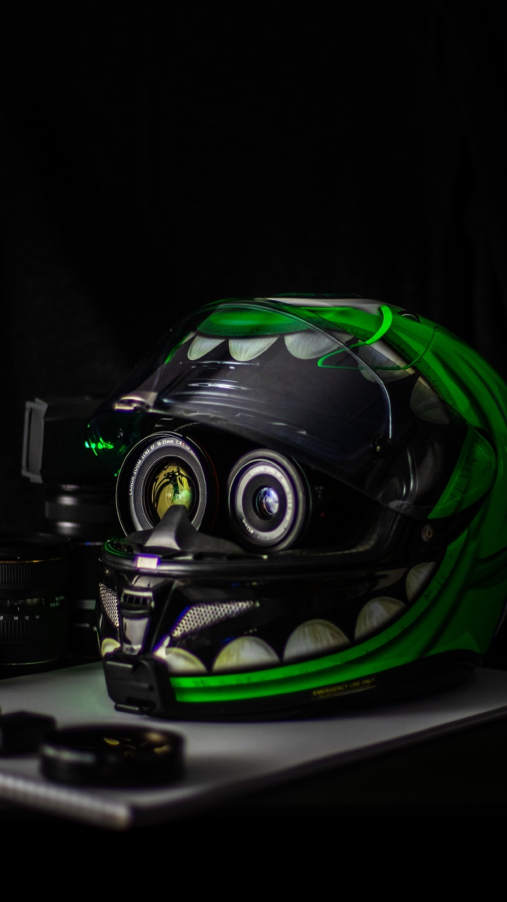 Обои мотоциклетный шлем, мотоцикл, шлем, зеленый, фара в разрешении 720x1280
