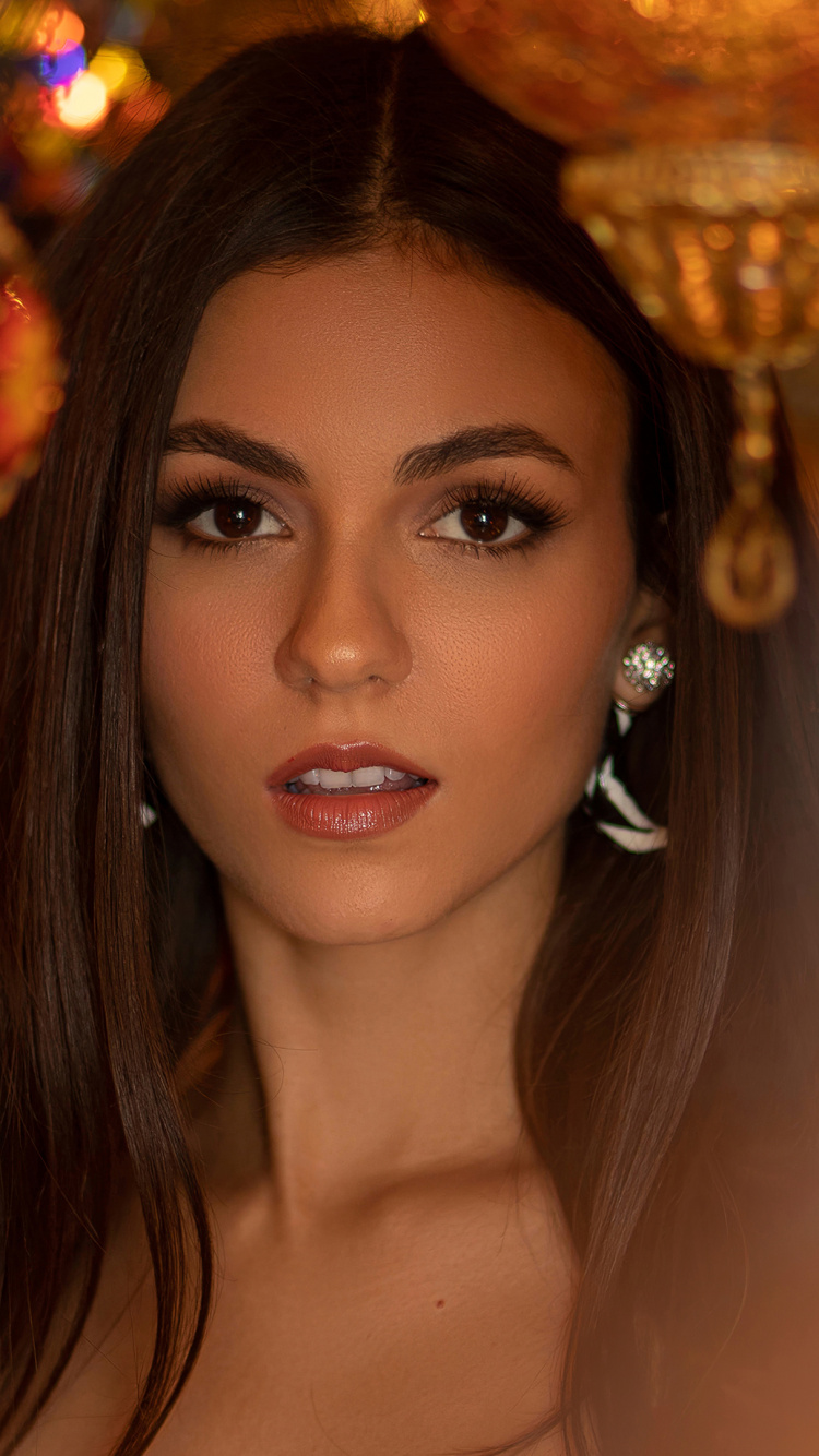 Обои отражение, неделя моды, знаменитость, освещение, олененок в разрешении 750x1334