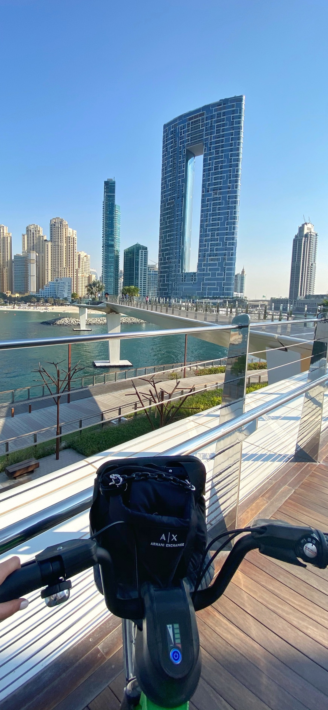 Обои вода, недвижимость, дневное время, башня, велосипед аксессуар в разрешении 1125x2436