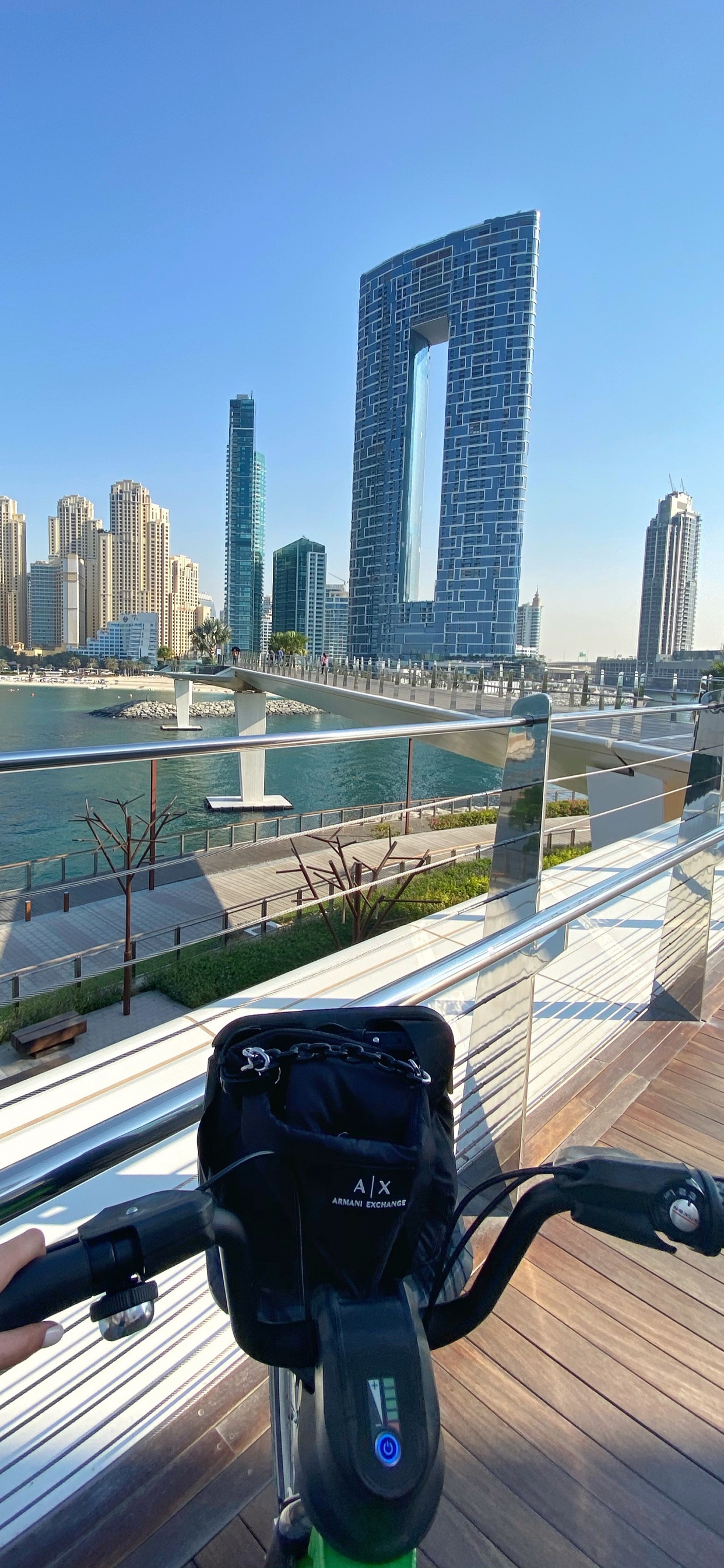 Обои вода, недвижимость, дневное время, башня, велосипед аксессуар в разрешении 1242x2688