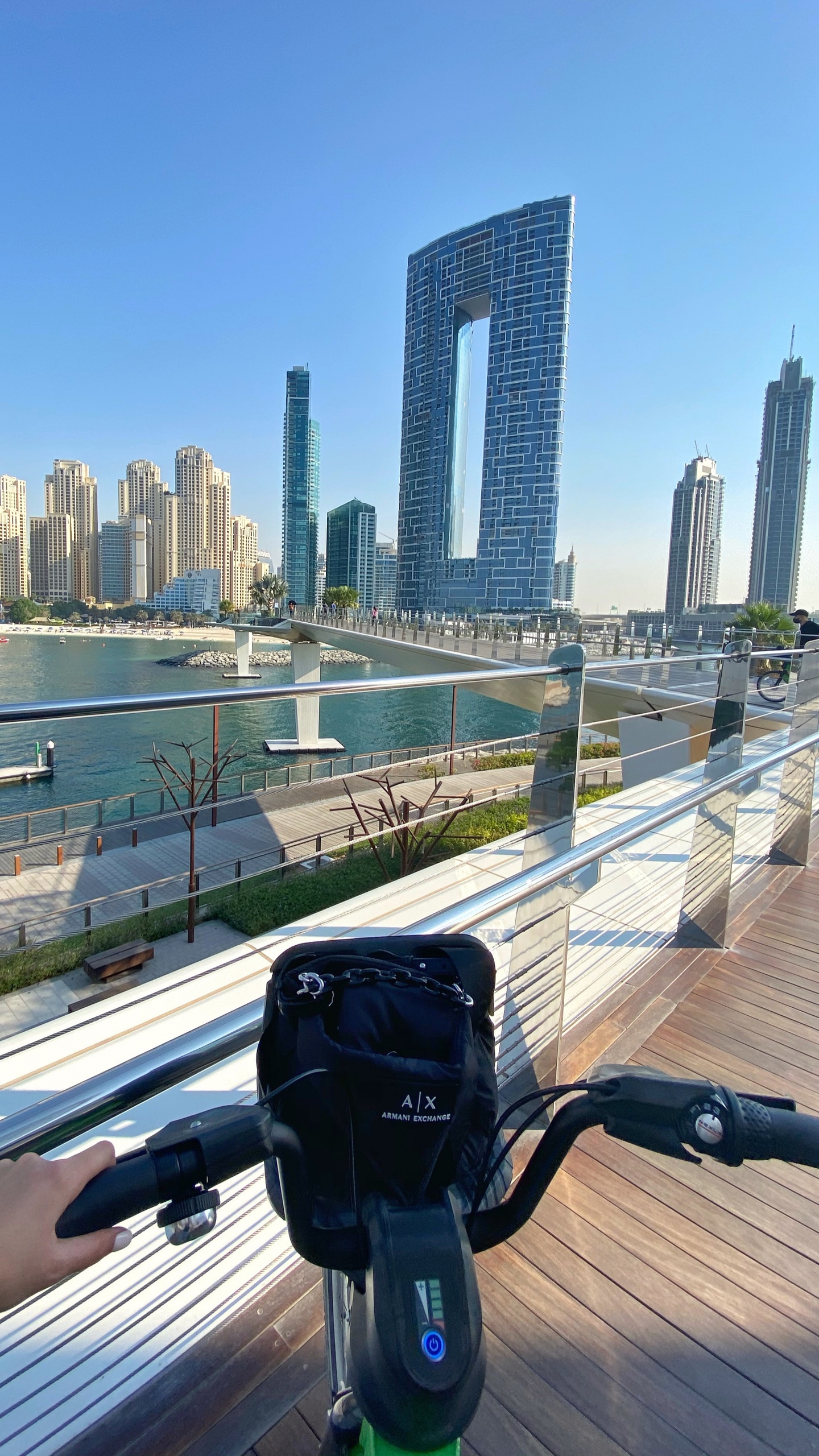 Обои вода, недвижимость, дневное время, башня, велосипед аксессуар в разрешении 1440x2560