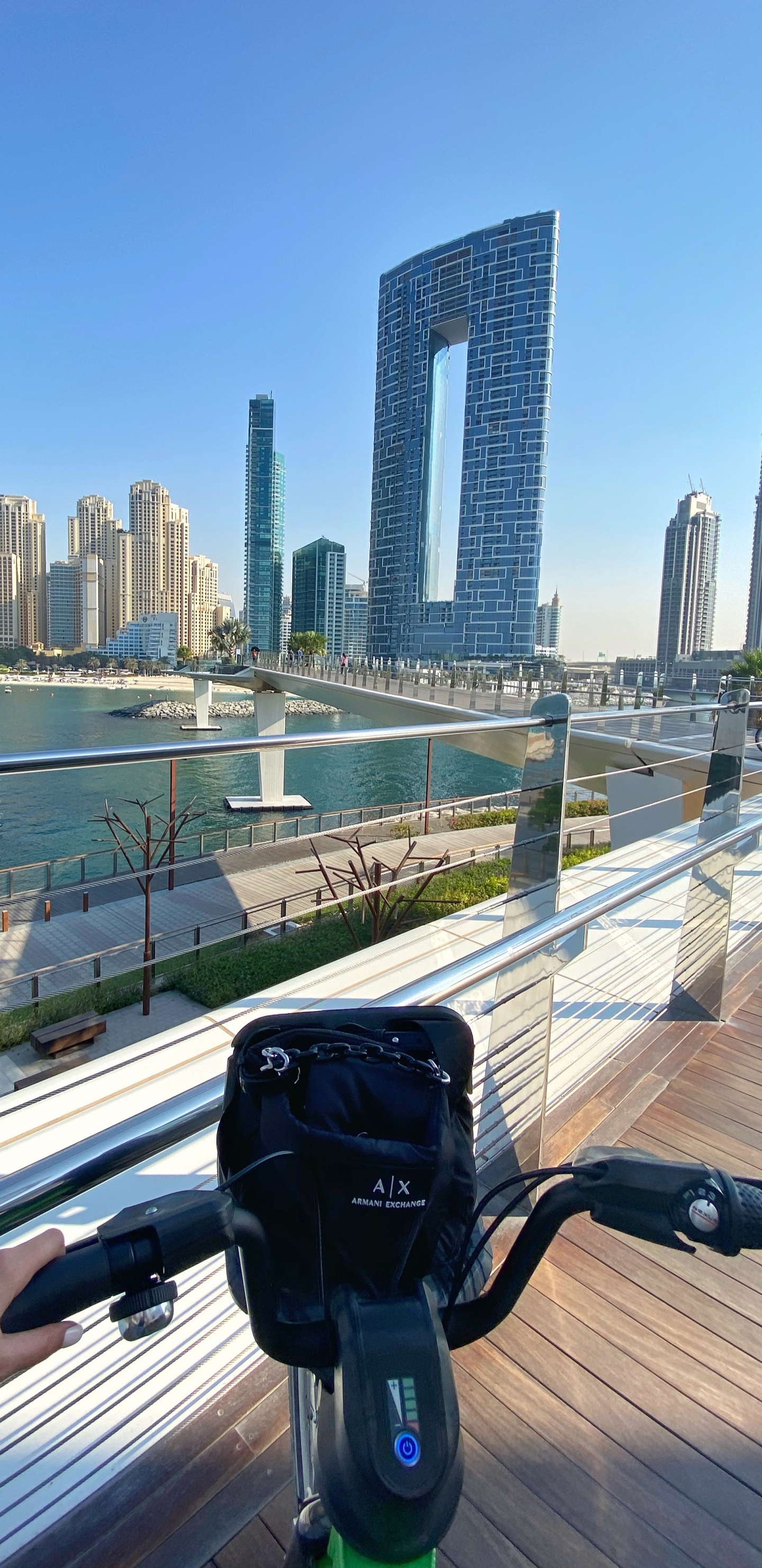 Обои вода, недвижимость, дневное время, башня, велосипед аксессуар в разрешении 1440x2960