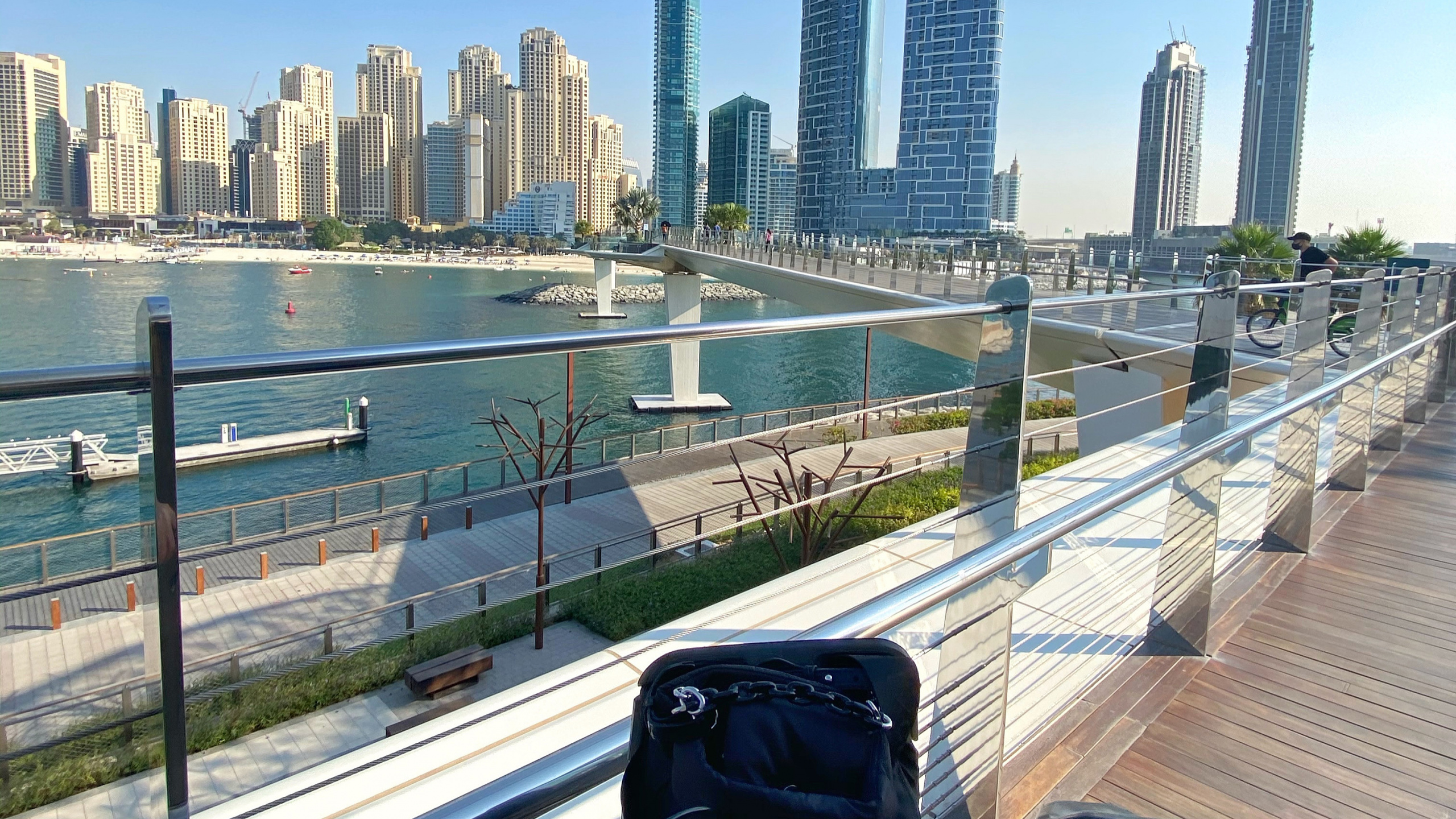 Обои вода, недвижимость, дневное время, башня, велосипед аксессуар в разрешении 2560x1440