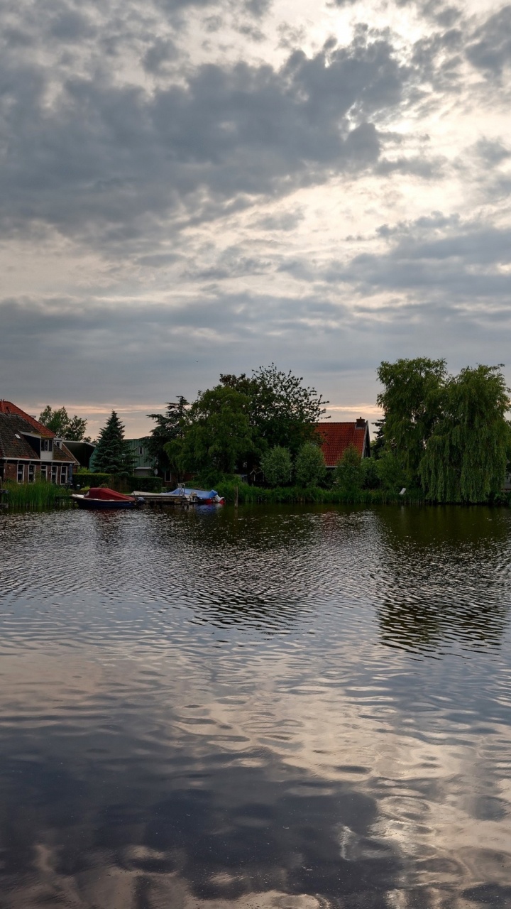 Обои отражение, облако, вода, гидроресурсы, лодка в разрешении 720x1280