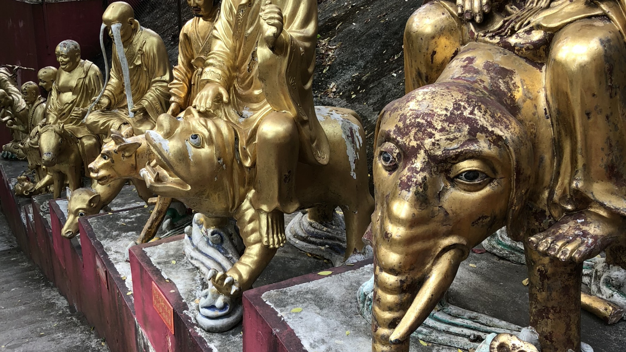 Обои статуя, резьба по камню, голова, водоем, человек в разрешении 1280x720