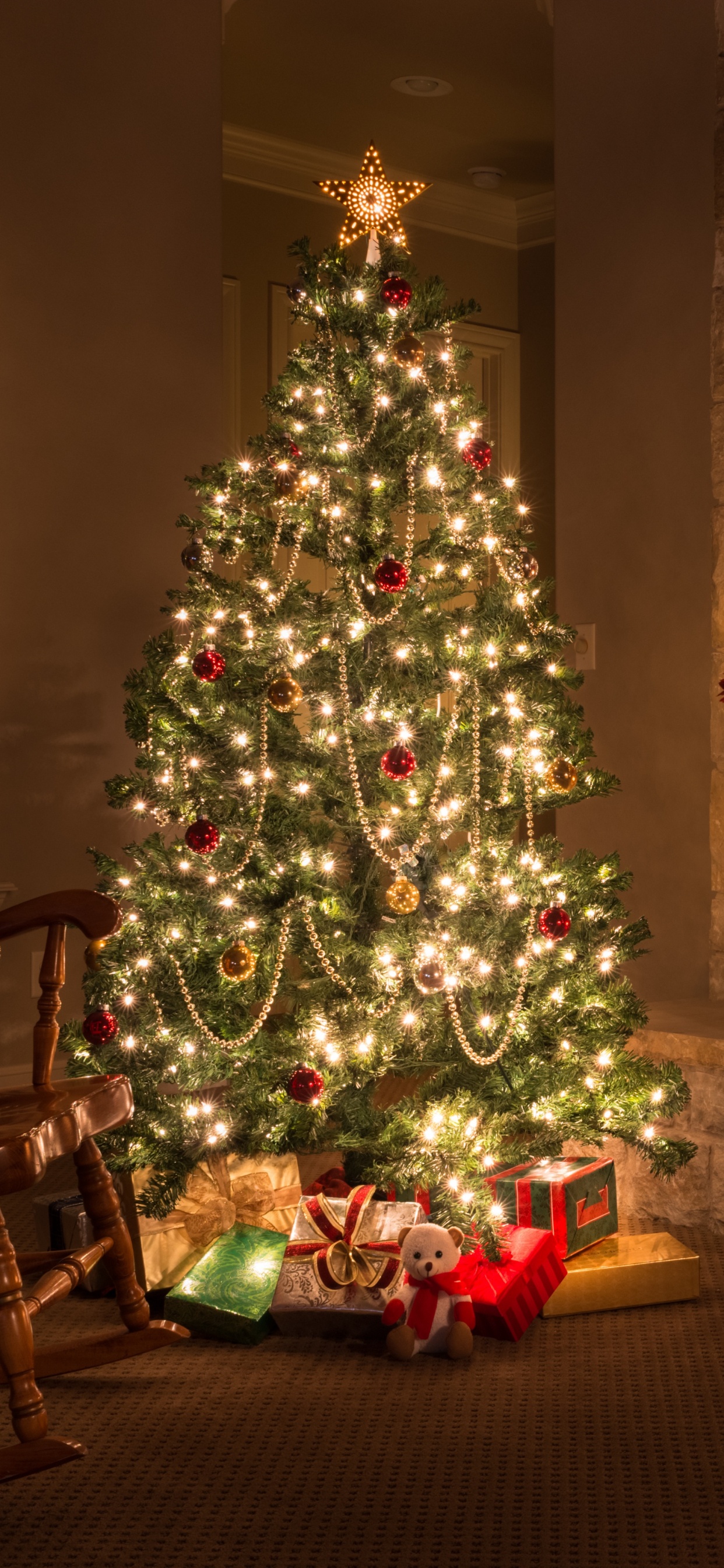 Обои Рождественский день, Рождественские украшения, елка, Рождество, дерево в разрешении 1242x2688