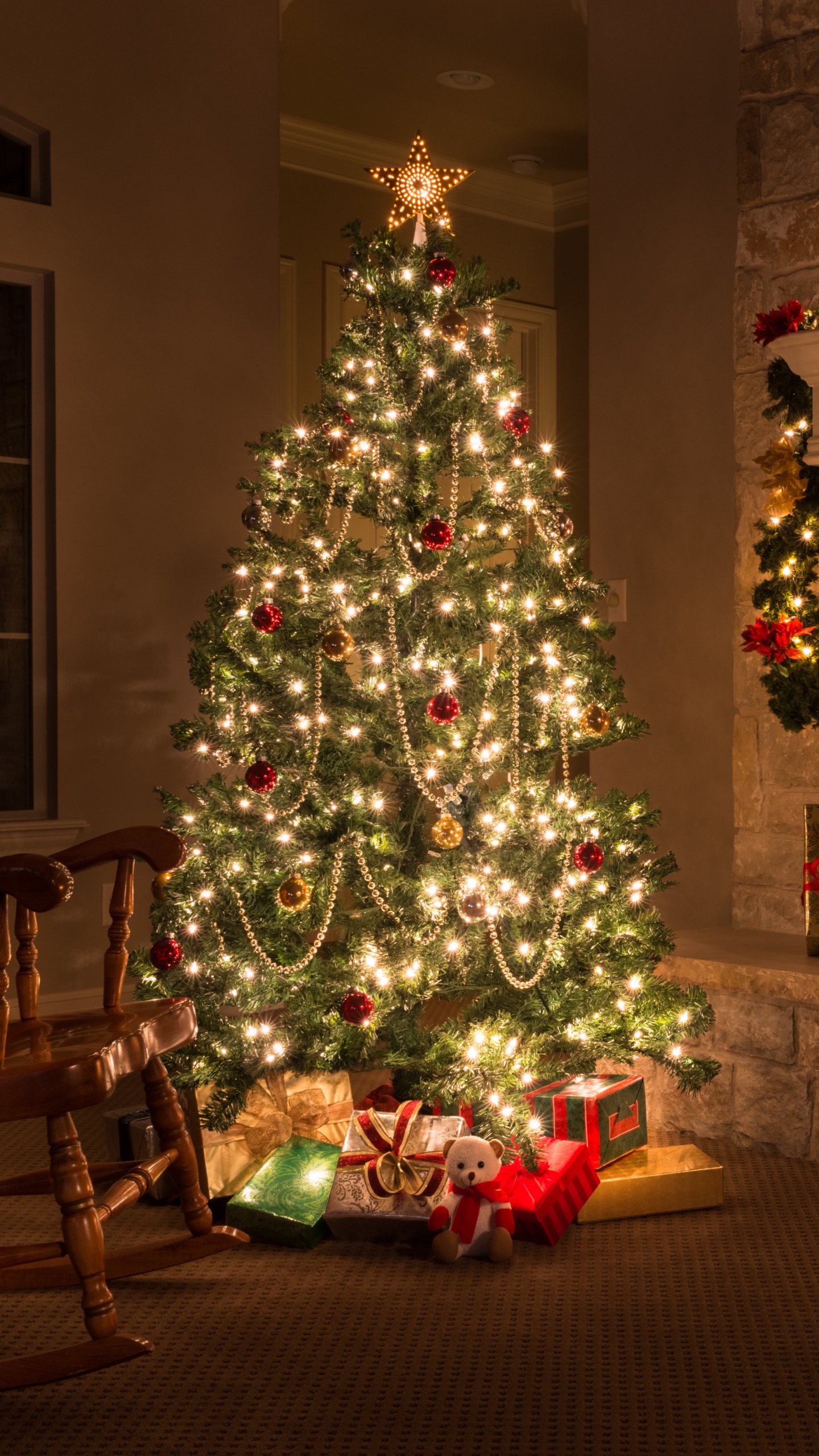 Обои Рождественский день, Рождественские украшения, елка, Рождество, дерево в разрешении 1440x2560