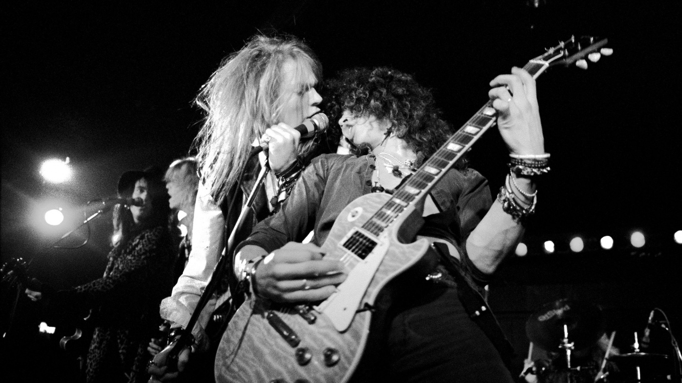 Обои Guns N Roses, музыкант, гитарист, гитара, струнный инструмент в разрешении 1366x768