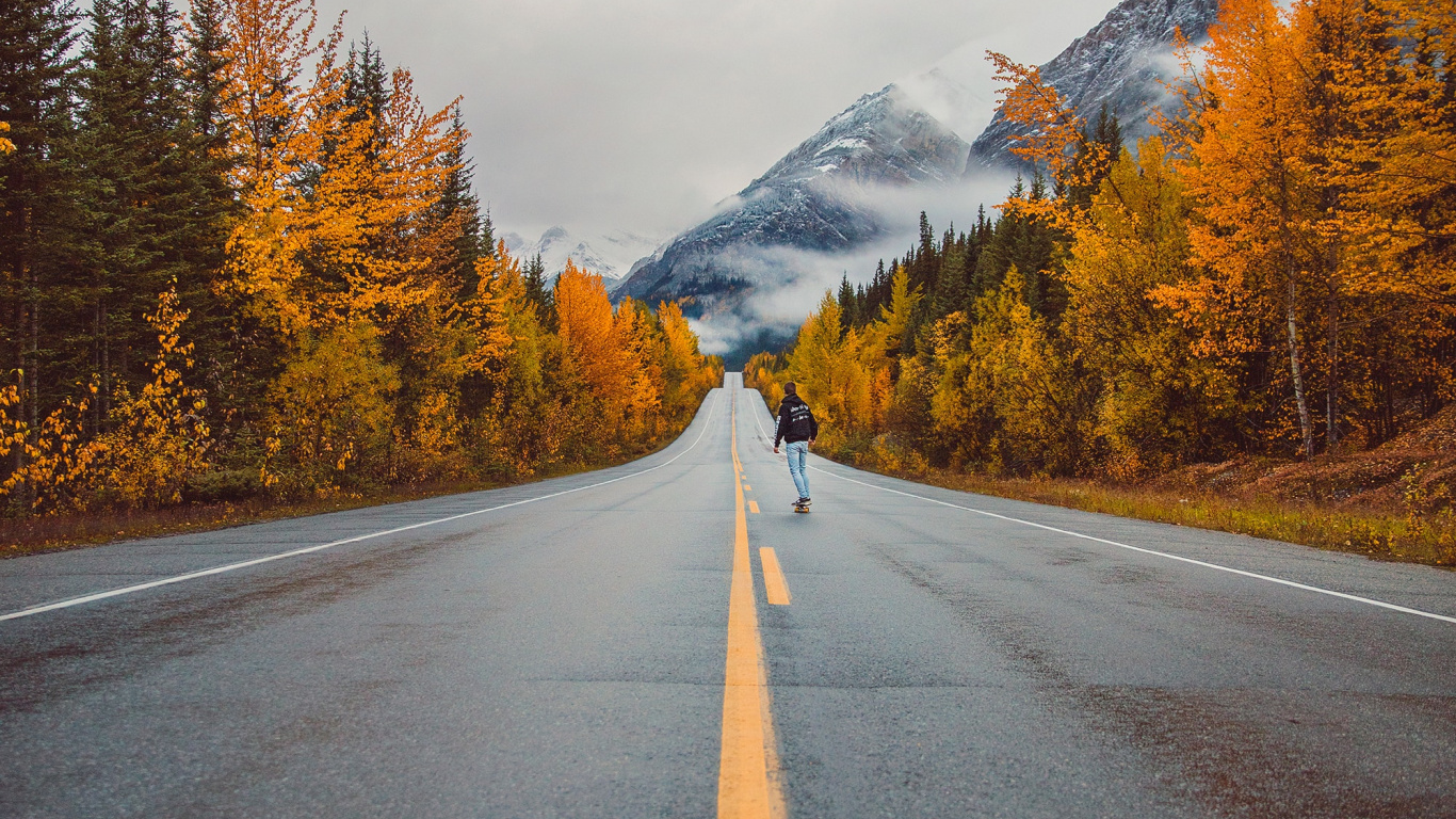 Обои дорога, гора, осень, лиственница, небо в разрешении 1366x768