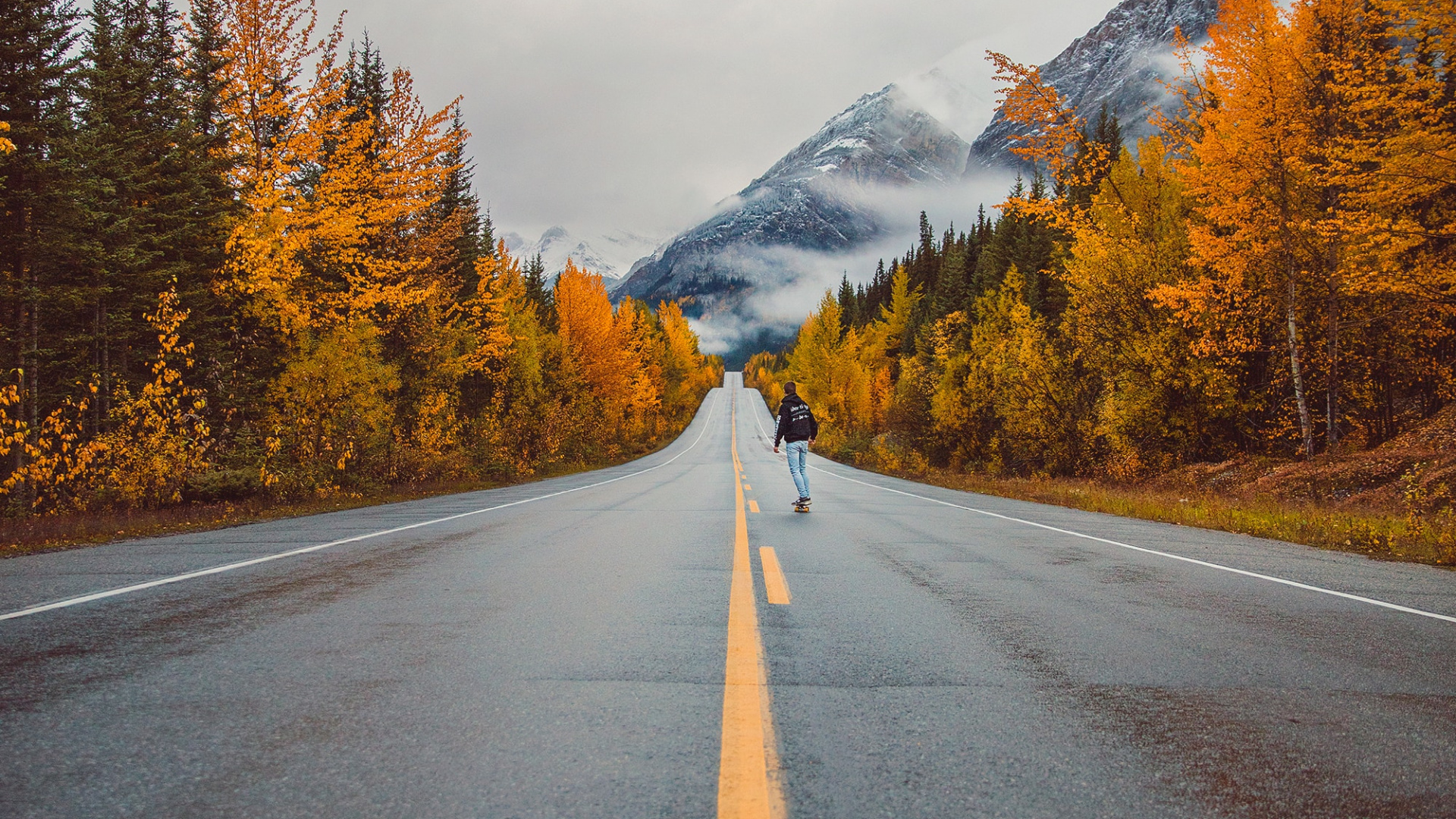 Обои дорога, гора, осень, лиственница, небо в разрешении 1920x1080