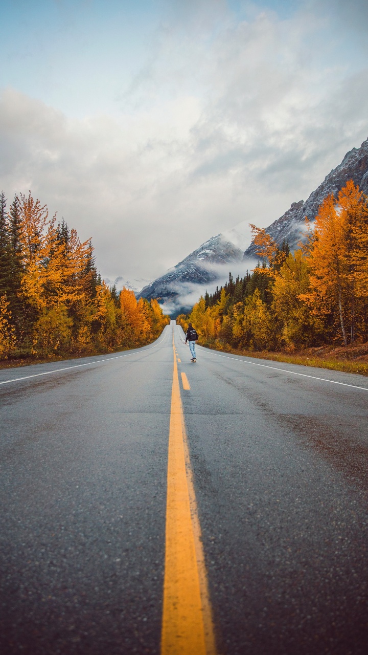 Обои дорога, гора, осень, лиственница, небо в разрешении 720x1280