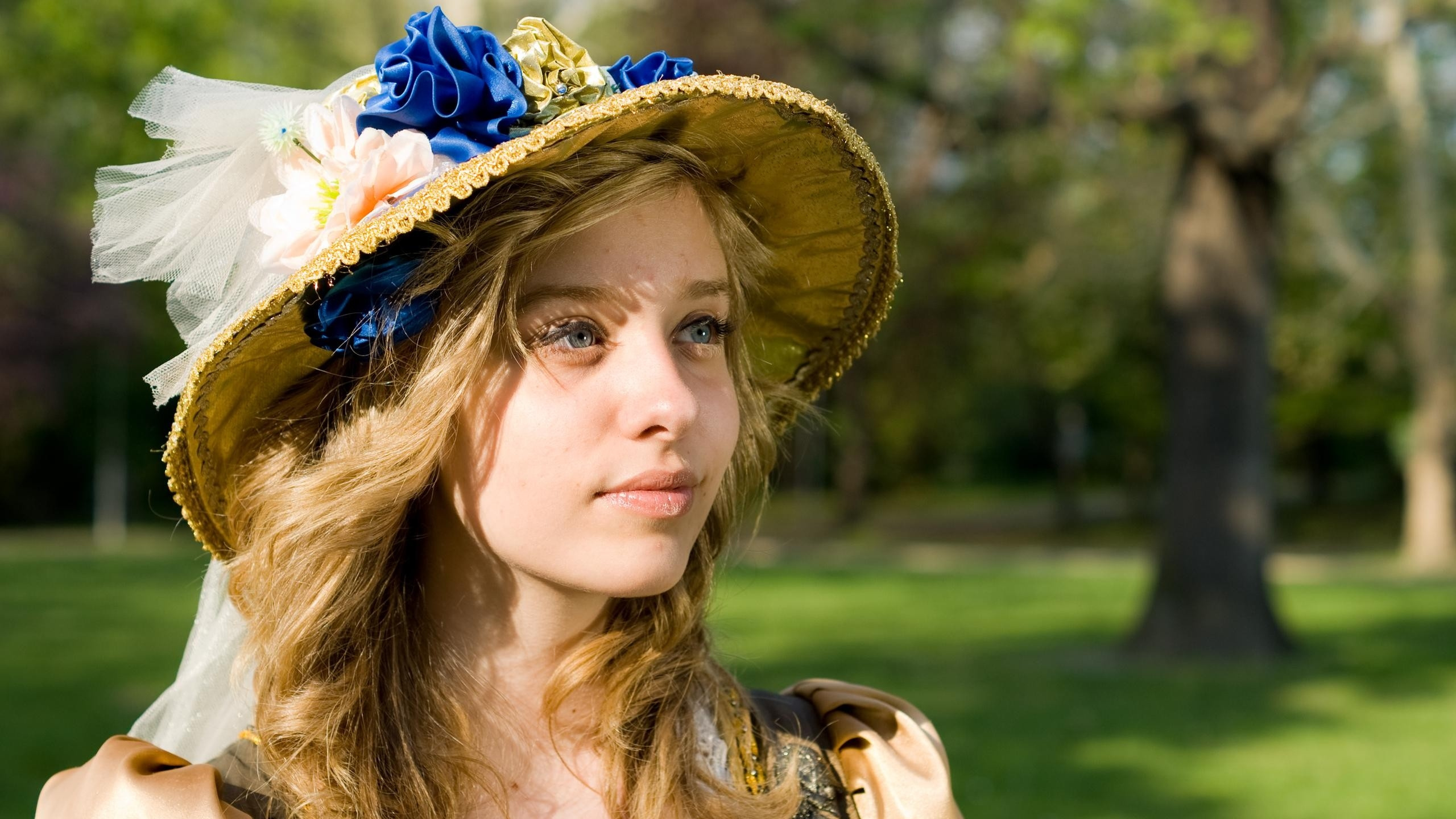 Обои волосы, шляпа, модный аксессуар, головной убор, аксессуар для волос в разрешении 2560x1440