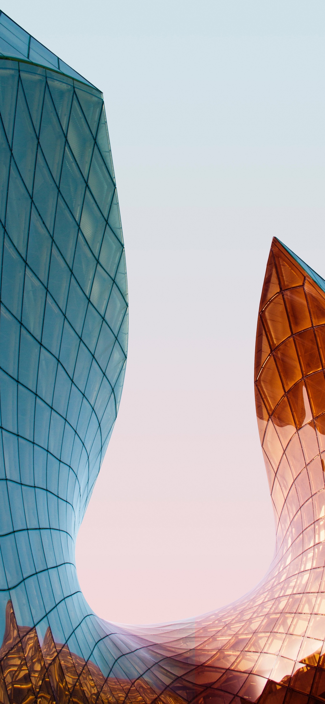 Обои здание, небо, ориентир, отражение, линия в разрешении 1125x2436