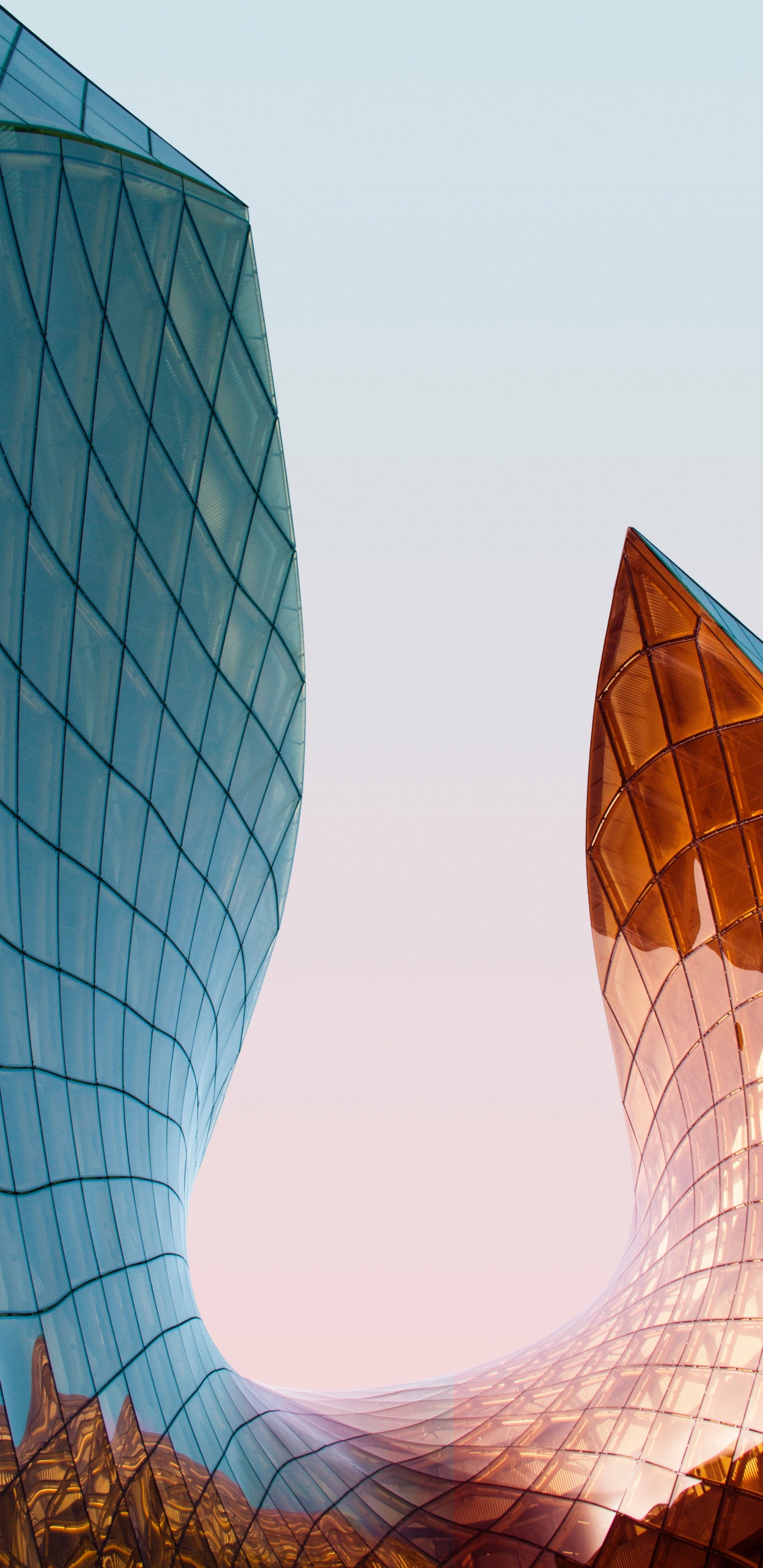 Обои здание, небо, ориентир, отражение, линия в разрешении 1440x2960