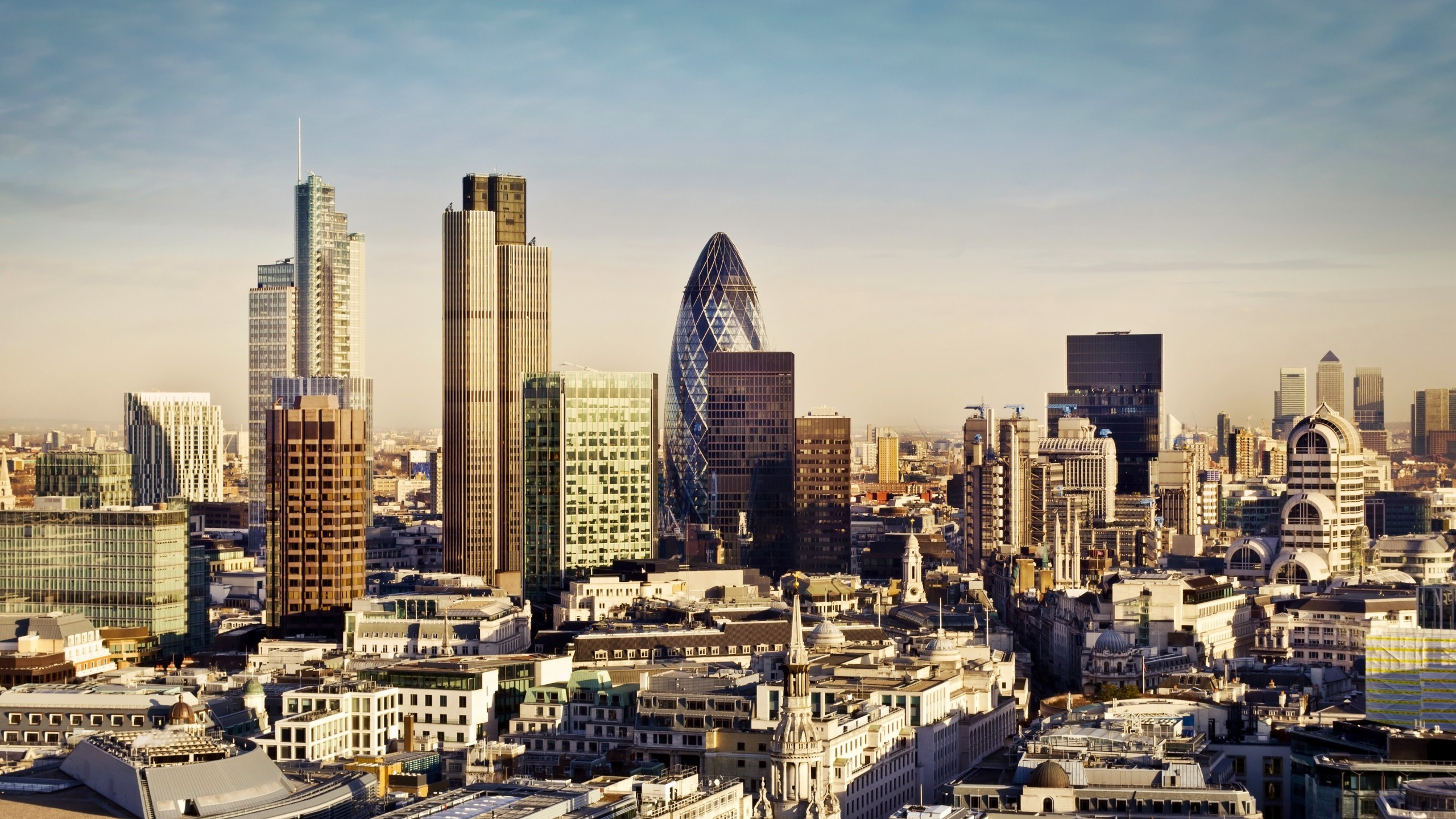 Обои Лондон, аэропорт Gatwick, городской пейзаж, город, городской район в разрешении 2560x1440