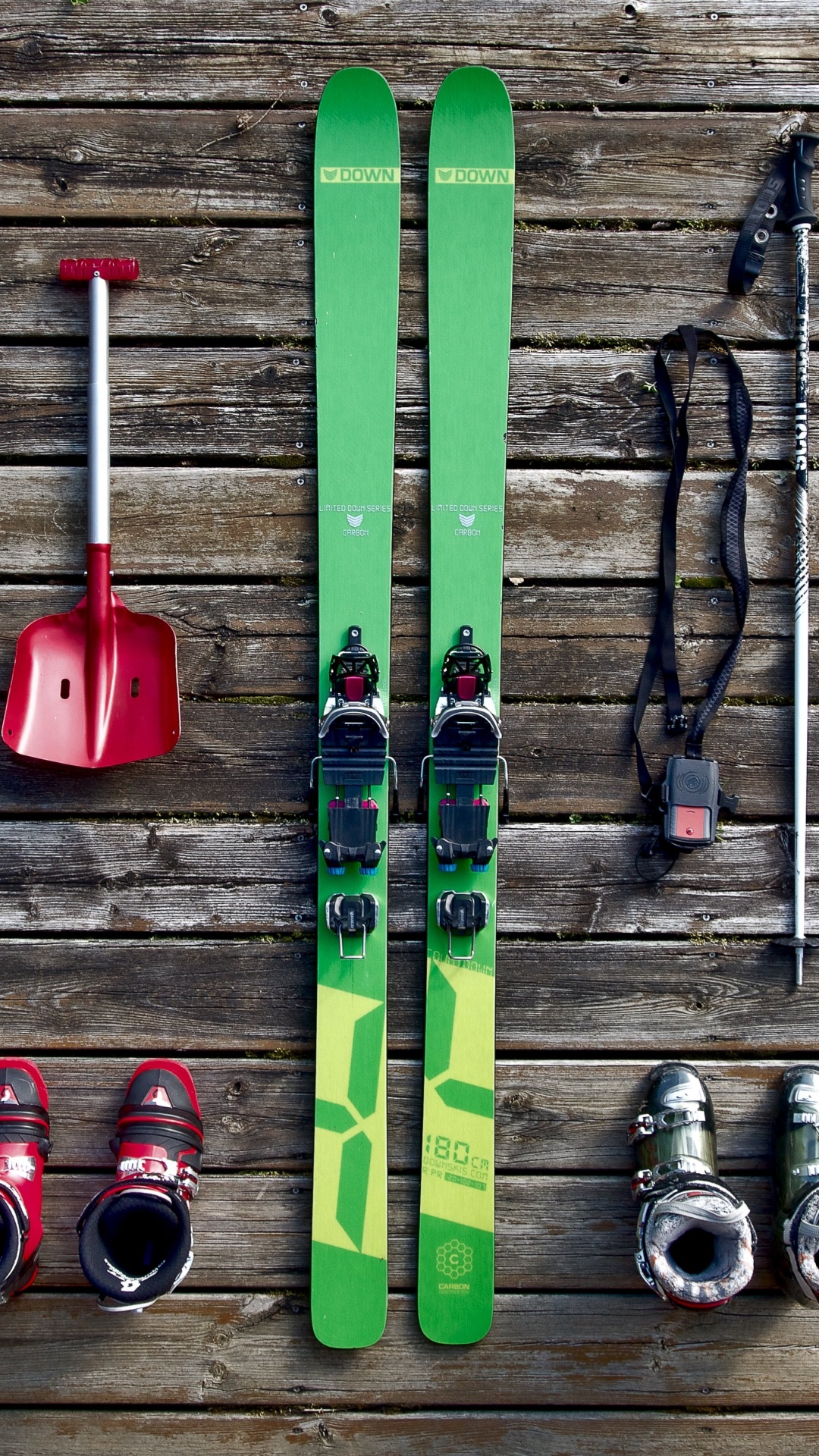 Обои лыжи, сноуборд, красочность, древесина, узор в разрешении 1080x1920