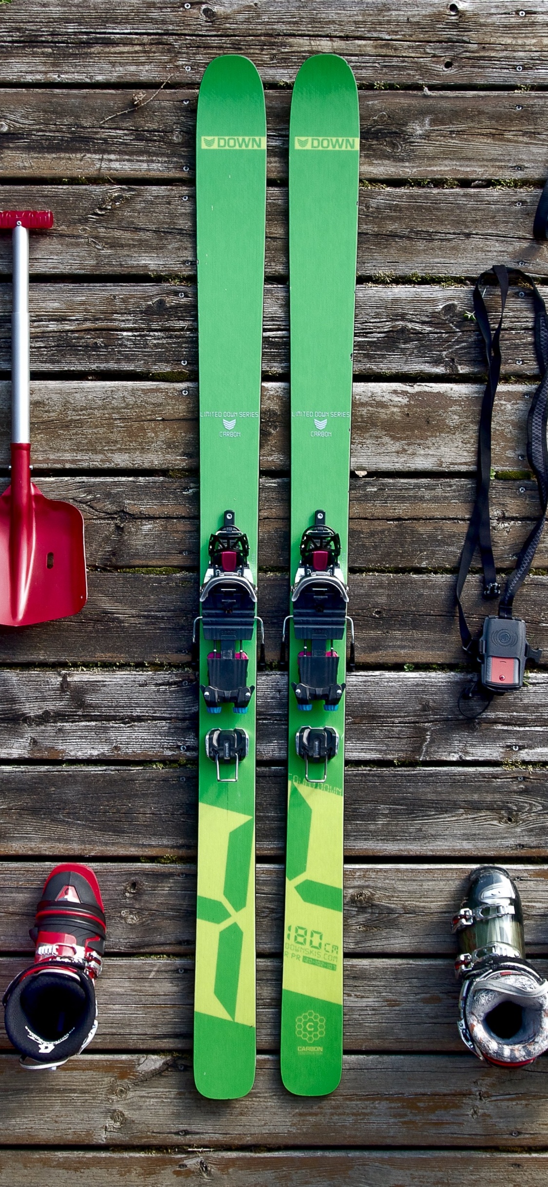 Обои лыжи, сноуборд, красочность, древесина, узор в разрешении 1125x2436