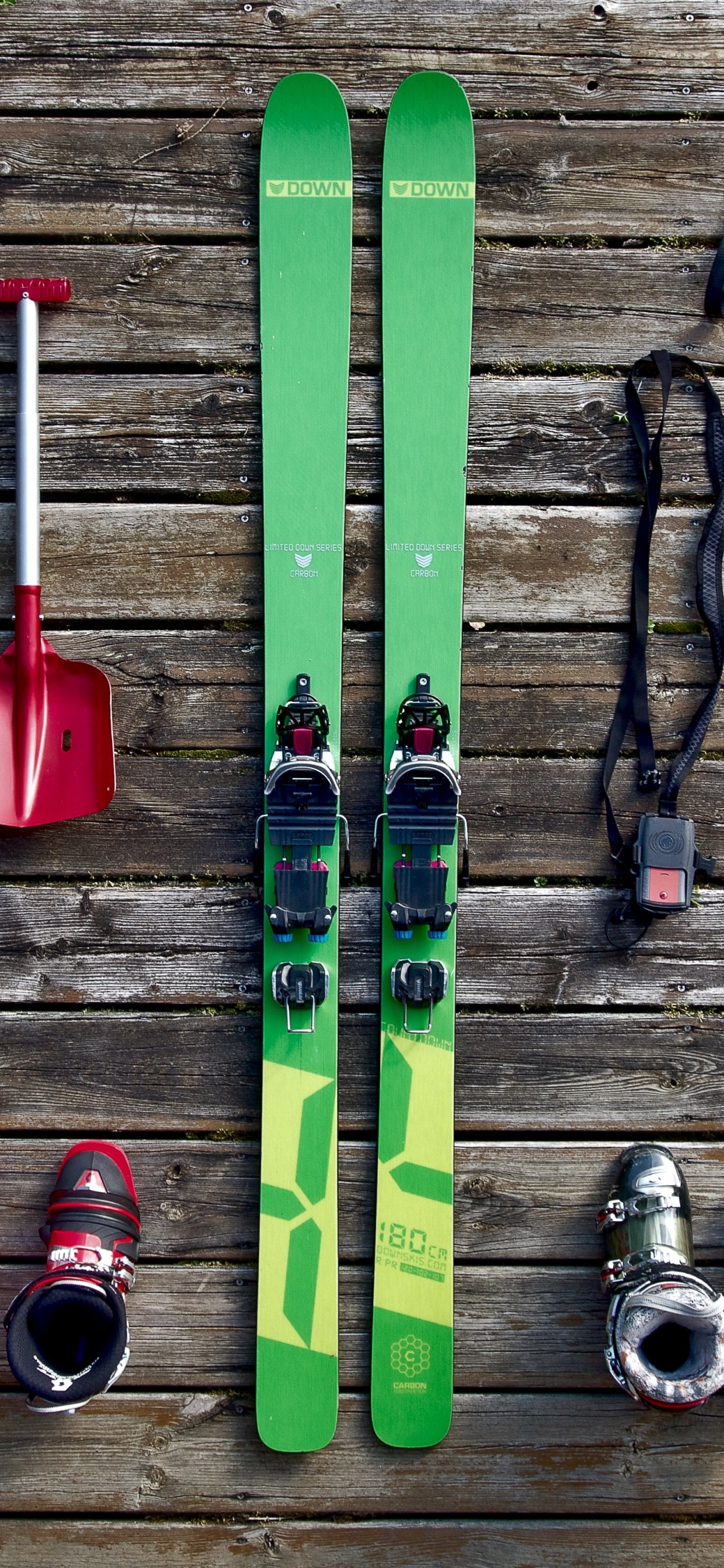 Обои лыжи, сноуборд, красочность, древесина, узор в разрешении 1242x2688
