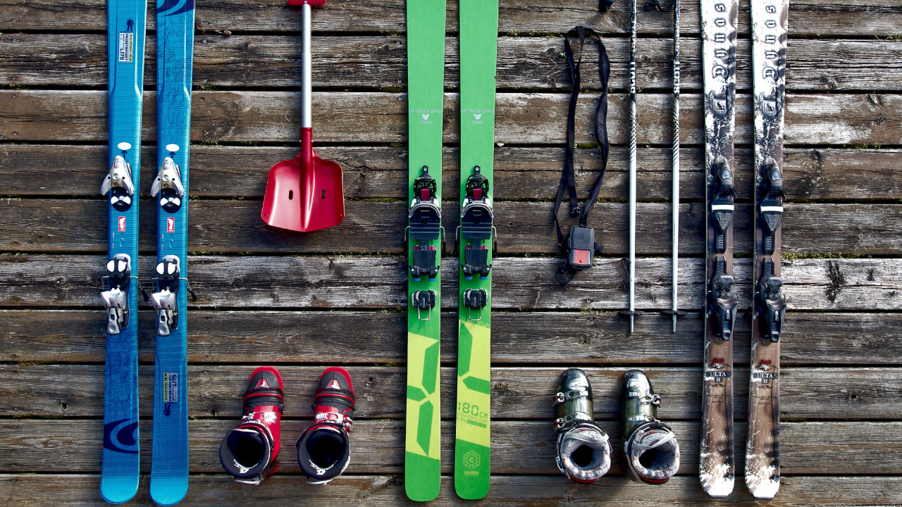 Обои лыжи, сноуборд, красочность, древесина, узор в разрешении 1280x720