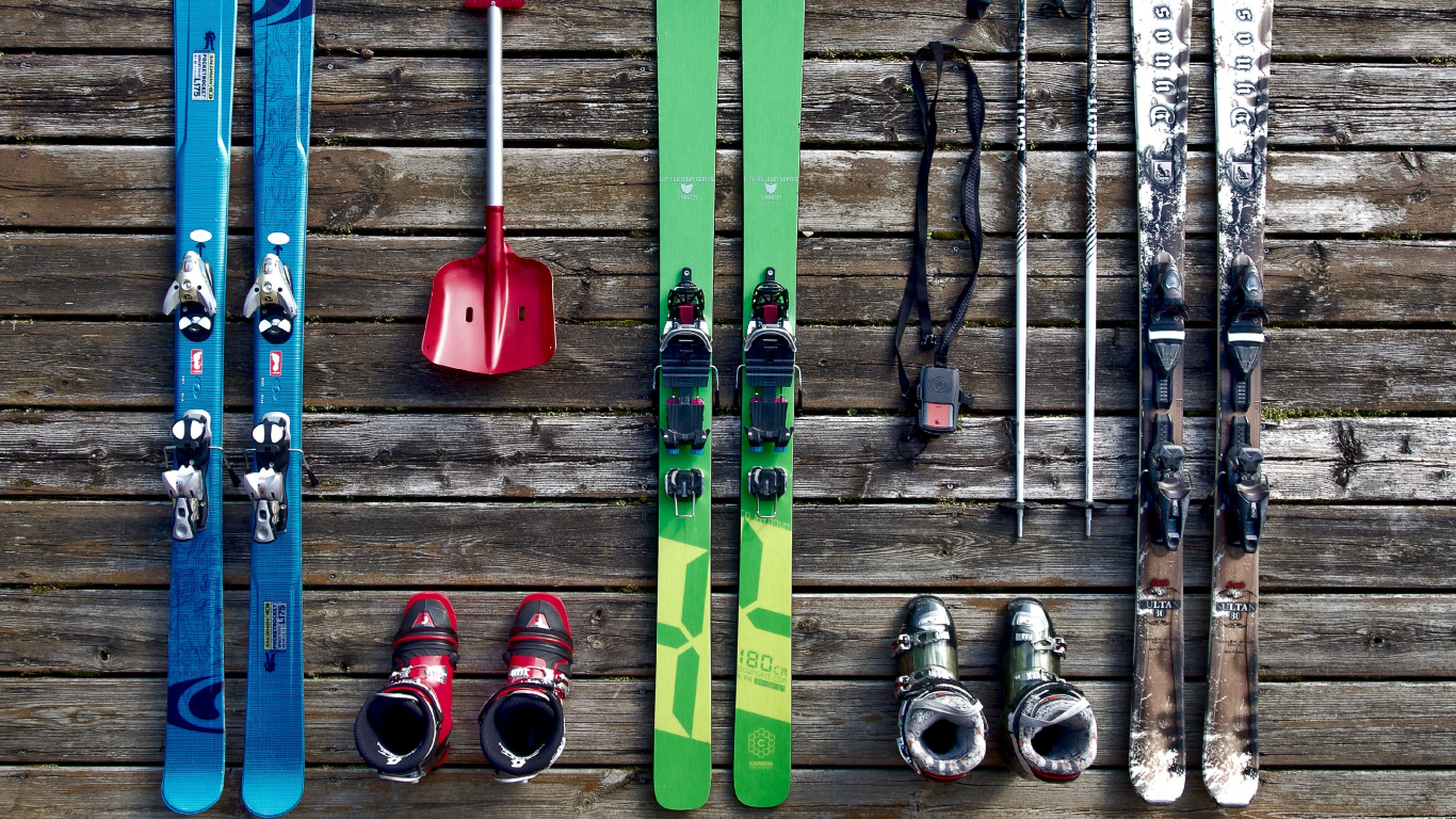 Обои лыжи, сноуборд, красочность, древесина, узор в разрешении 1366x768