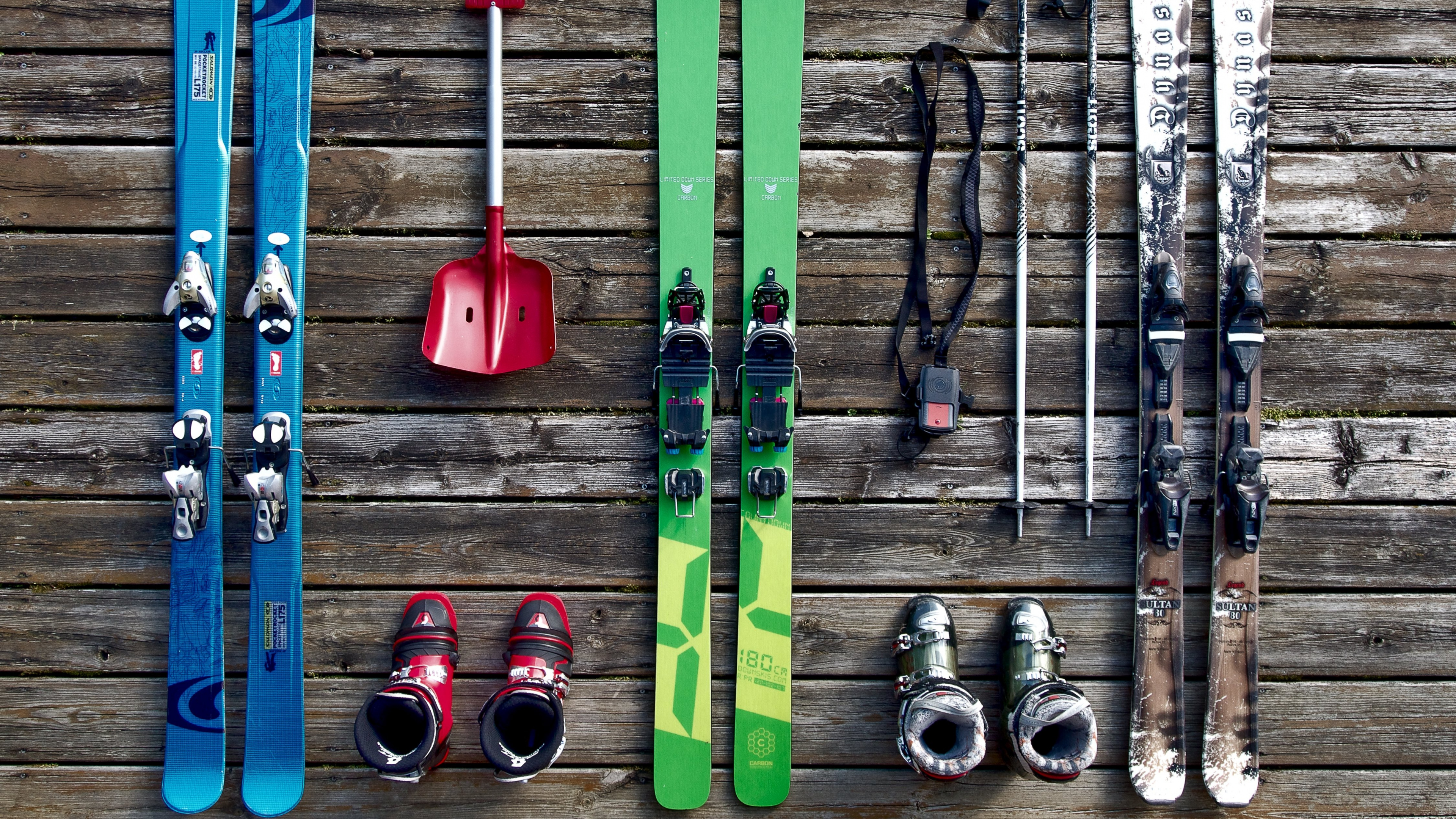 Обои лыжи, сноуборд, красочность, древесина, узор в разрешении 3840x2160