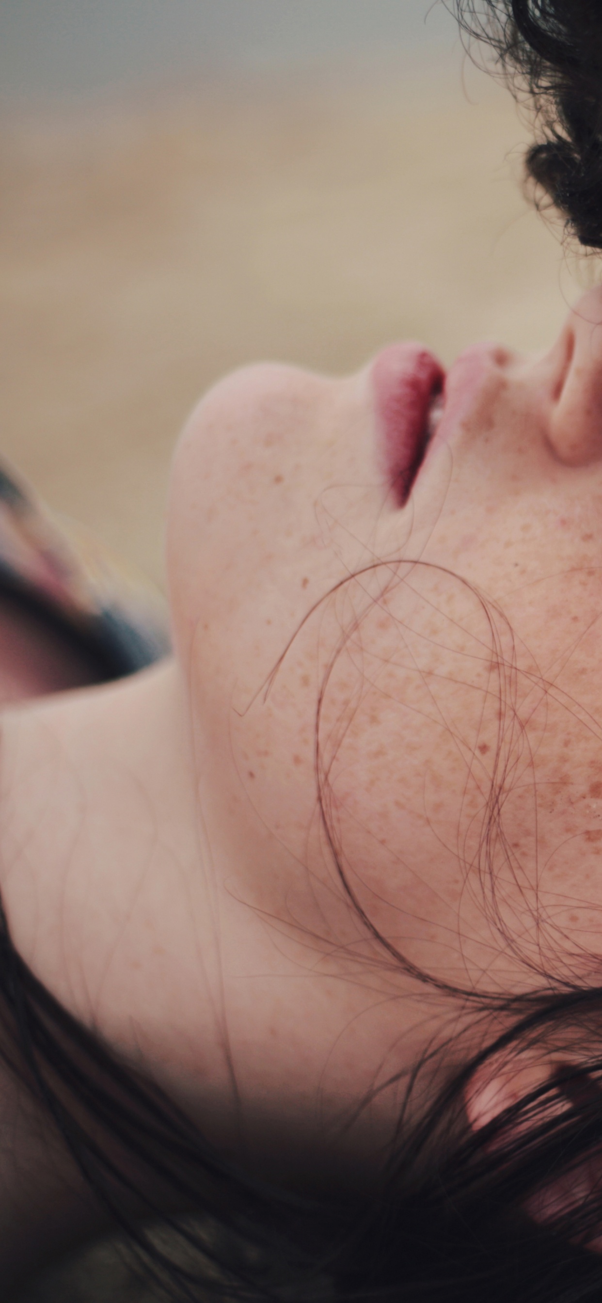 Обои роман, лоб, щека, шея, человек в разрешении 1242x2688