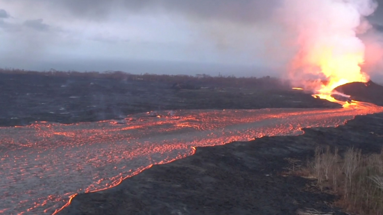 Обои лава, вентиляционные щели, вулкан, вулканического рельефа, типы вулканических извержений в разрешении 1280x720