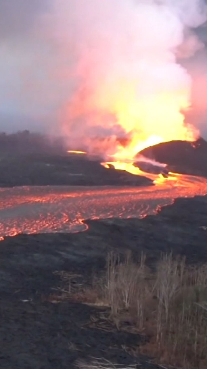 Обои лава, вентиляционные щели, вулкан, вулканического рельефа, типы вулканических извержений в разрешении 720x1280