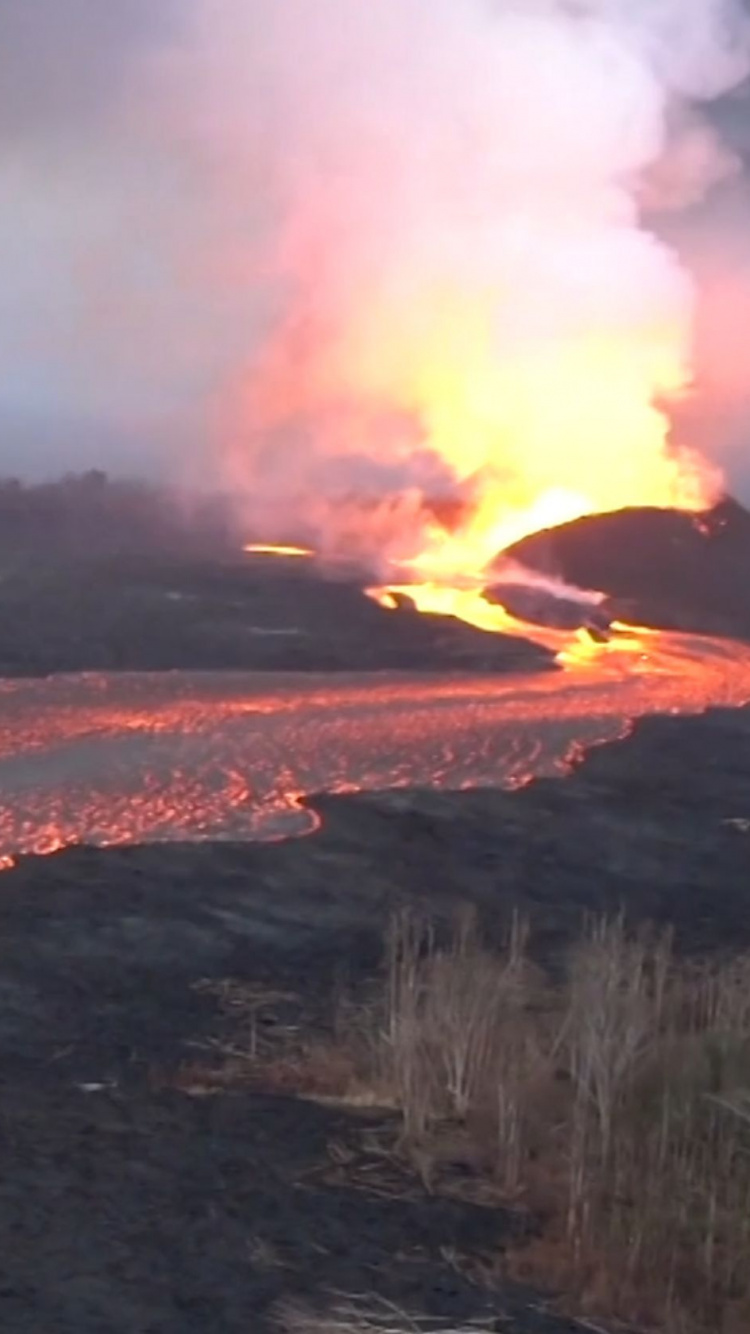 Обои лава, вентиляционные щели, вулкан, вулканического рельефа, типы вулканических извержений в разрешении 750x1334