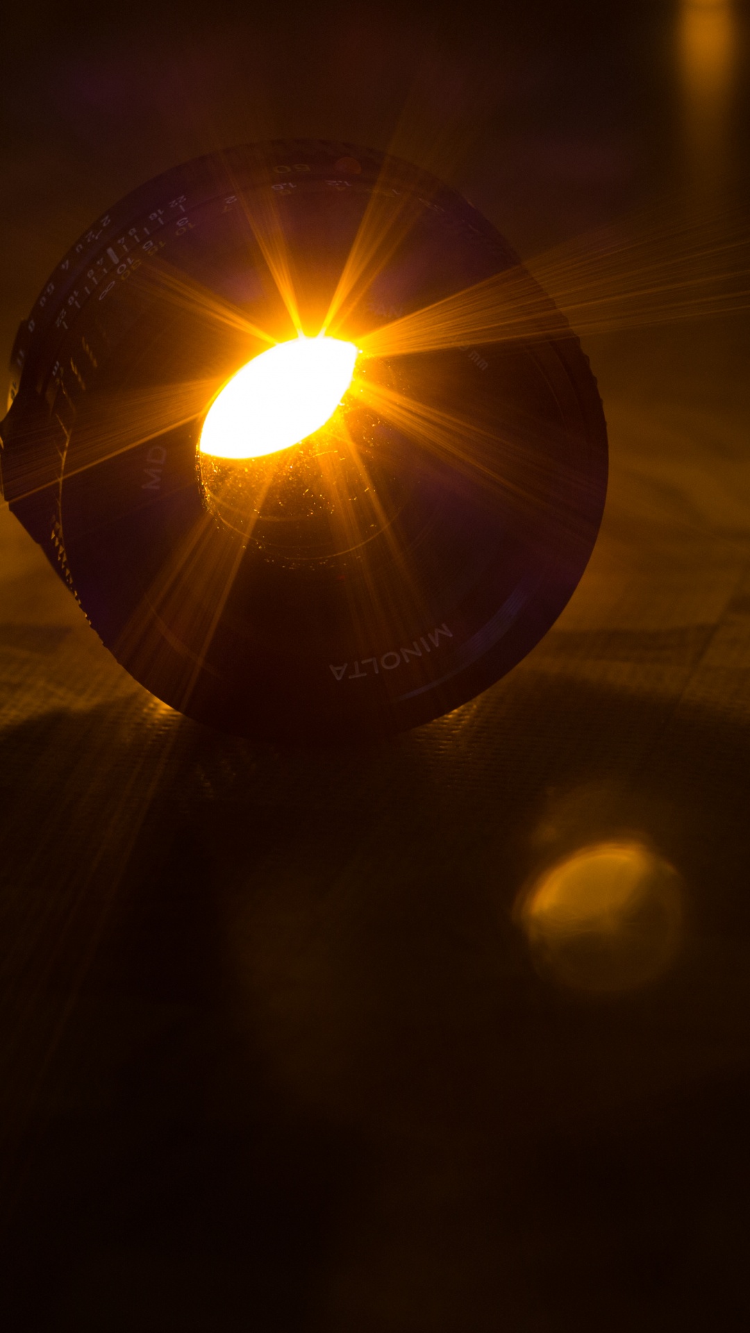 Обои камера, объектив камеры, блик, свет, освещение в разрешении 1080x1920