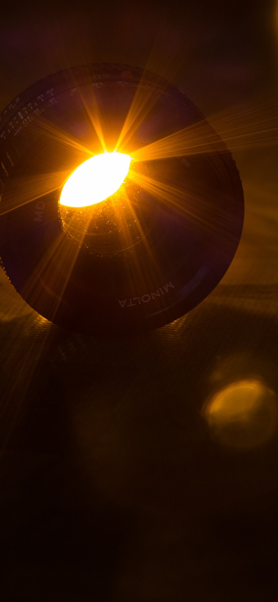 Обои камера, объектив камеры, блик, свет, освещение в разрешении 1125x2436