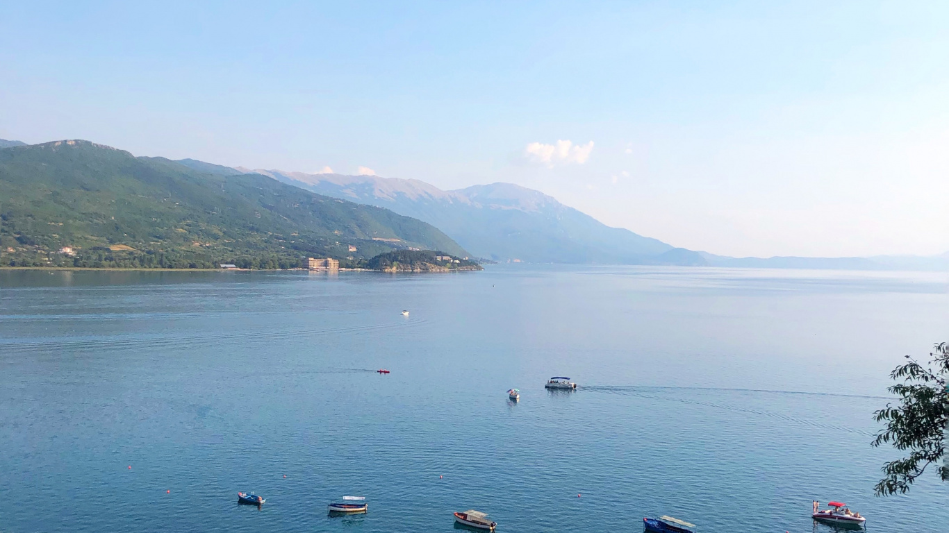 Обои море, судно, вода, побережье, лодка в разрешении 1366x768