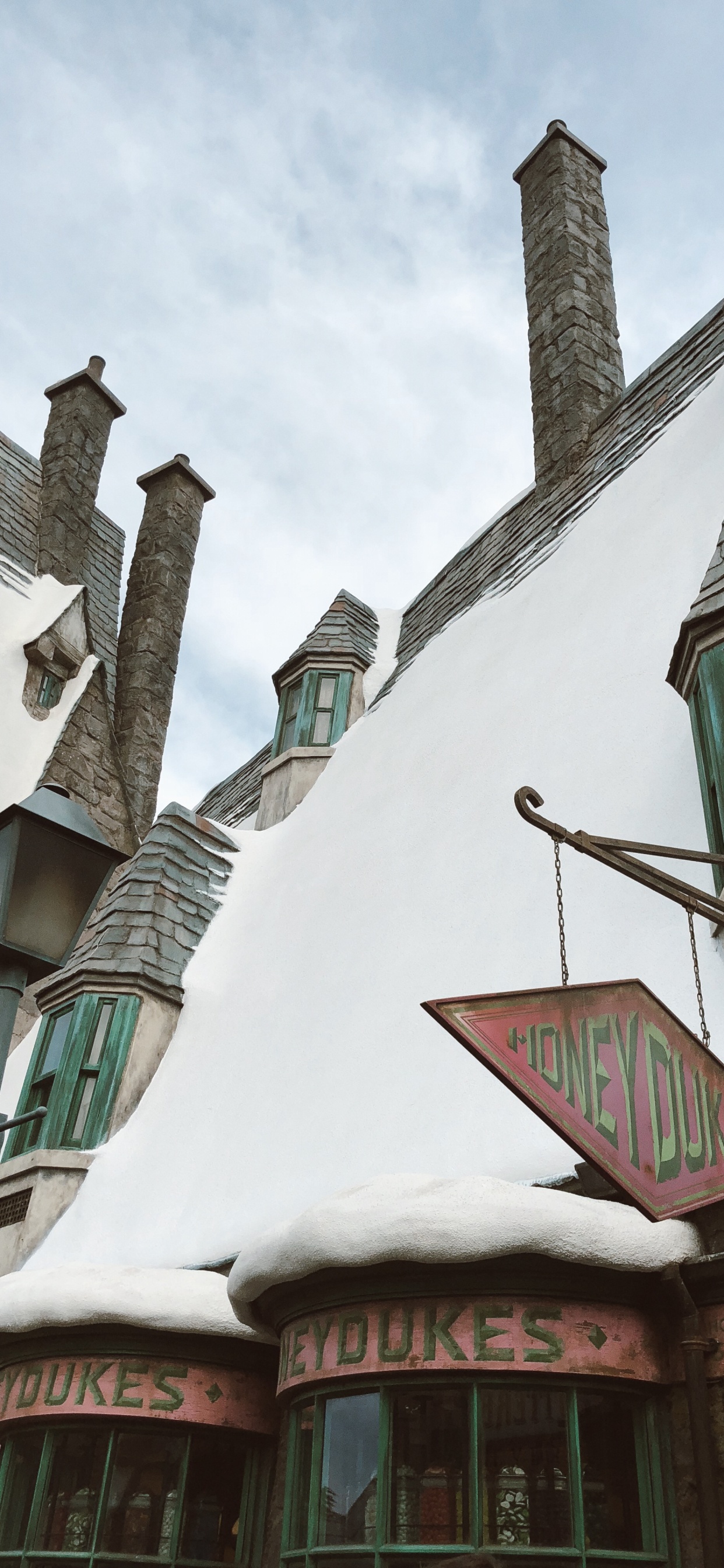 Обои косой переулок, крыша, Хаус, чирок, снег в разрешении 1242x2688