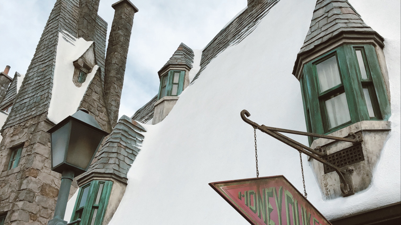 Обои косой переулок, крыша, Хаус, чирок, снег в разрешении 1280x720