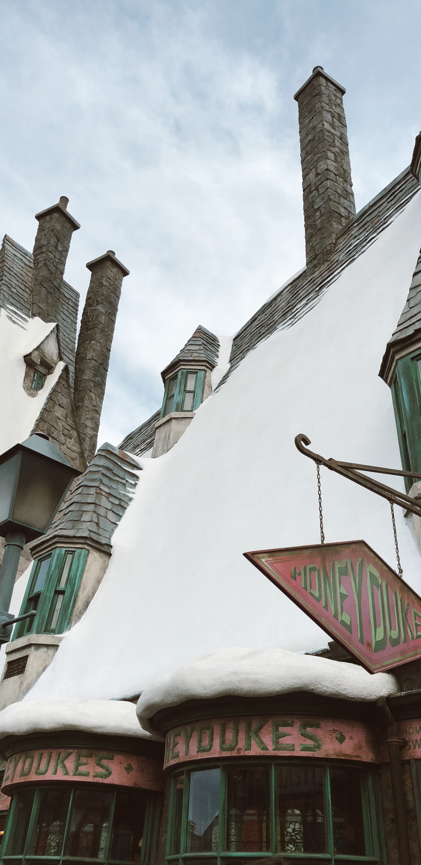 Обои косой переулок, крыша, Хаус, чирок, снег в разрешении 1440x2960