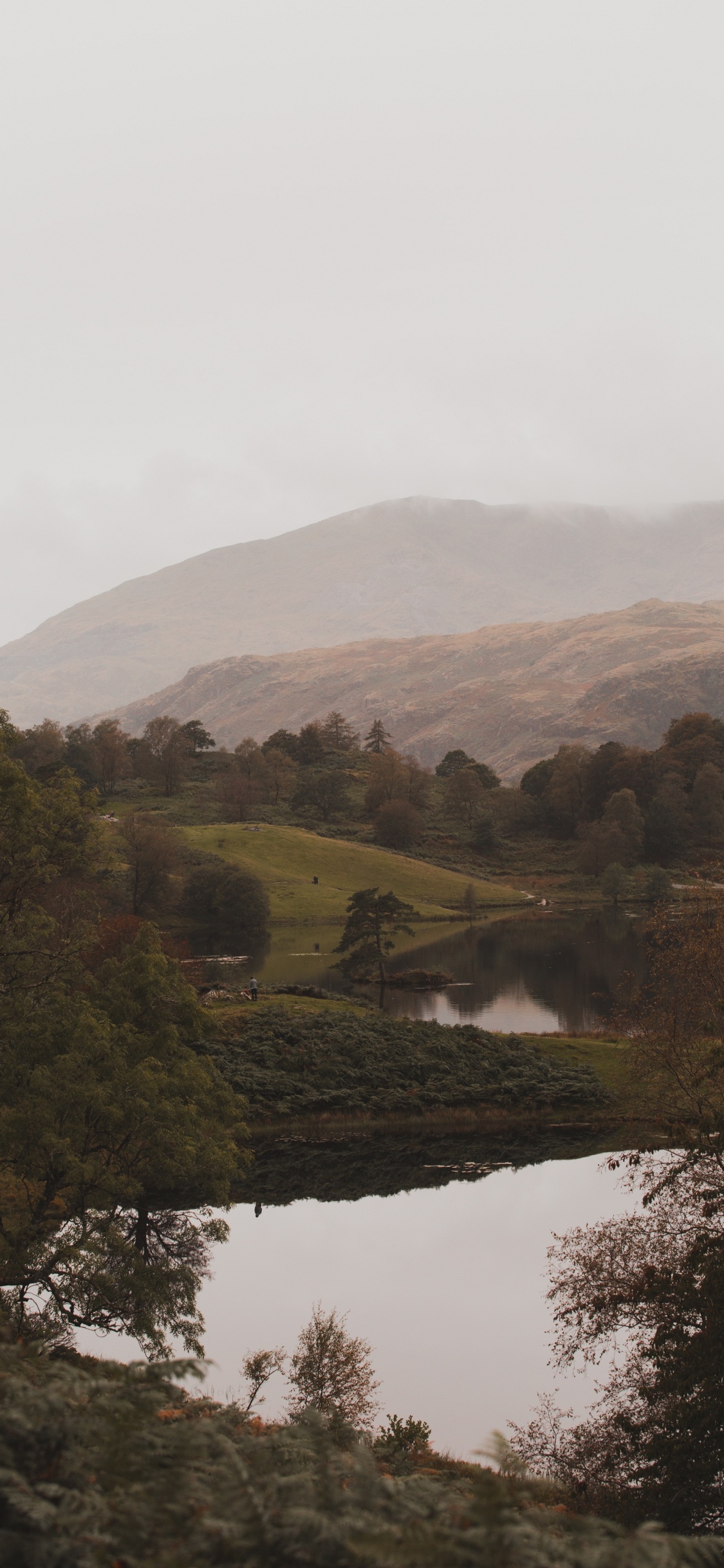 Обои природа, нагорье, вода, холм, озеро в разрешении 1125x2436