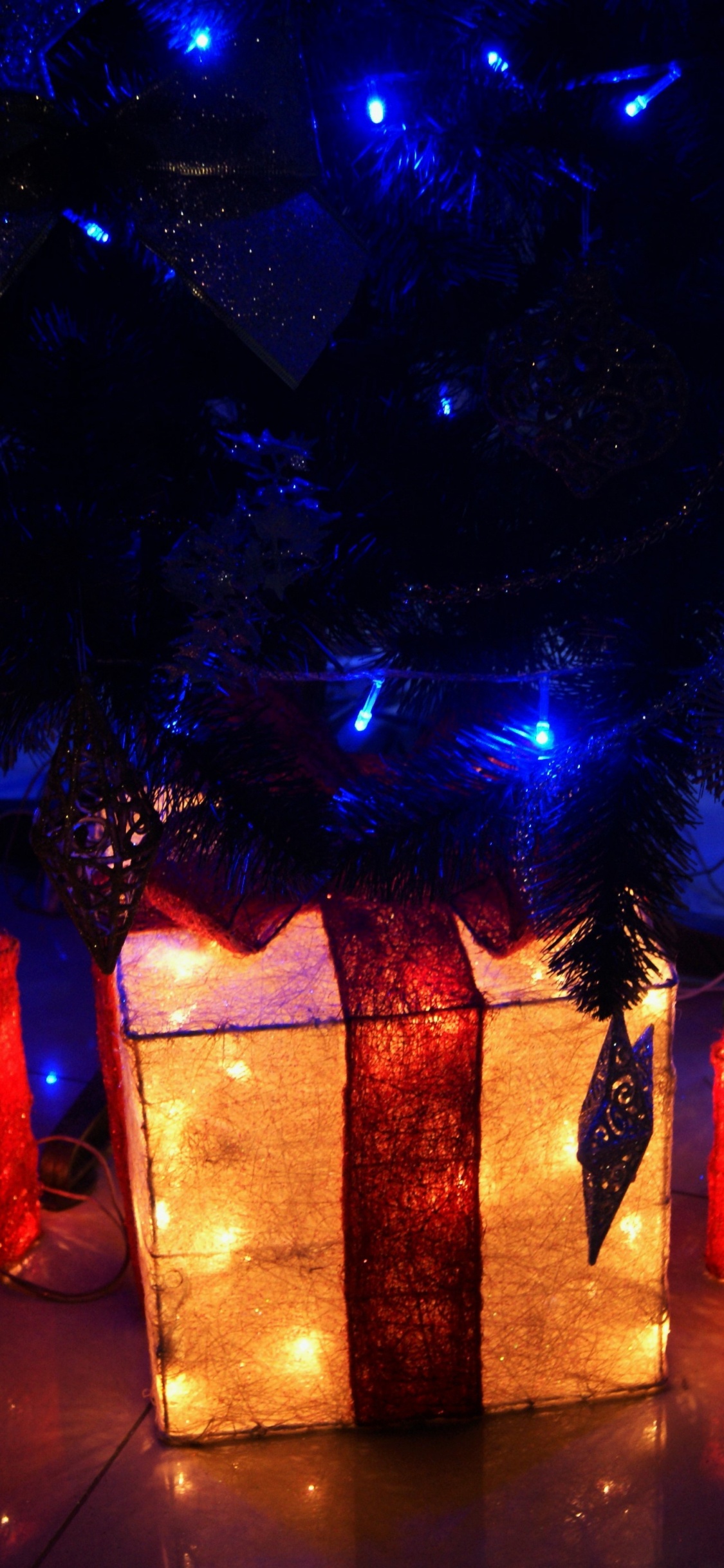 Обои свет, Рождественские огни, Новый год, Рождественский день, новогодняя елка в разрешении 1125x2436