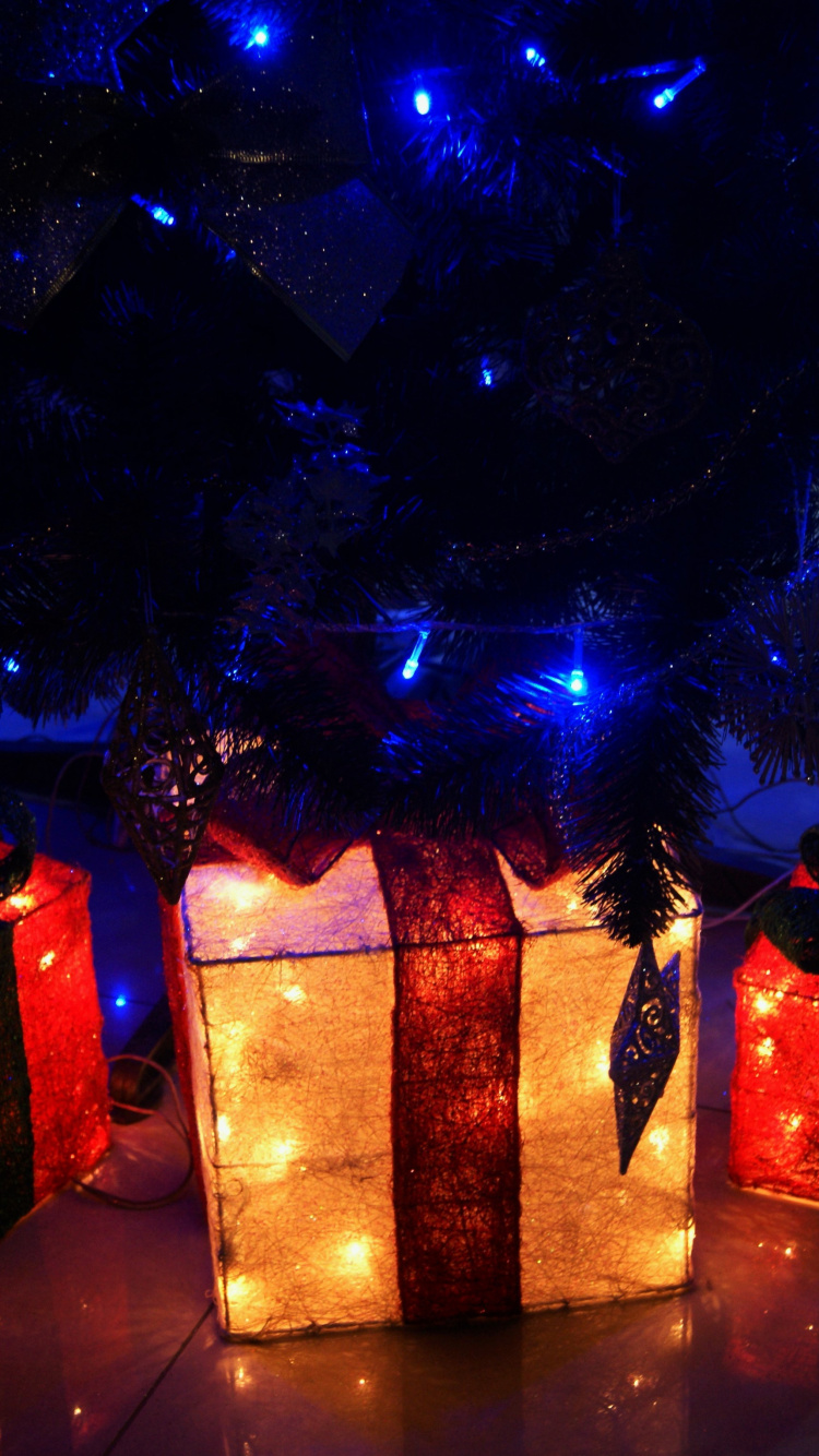 Обои свет, Рождественские огни, Новый год, Рождественский день, новогодняя елка в разрешении 750x1334