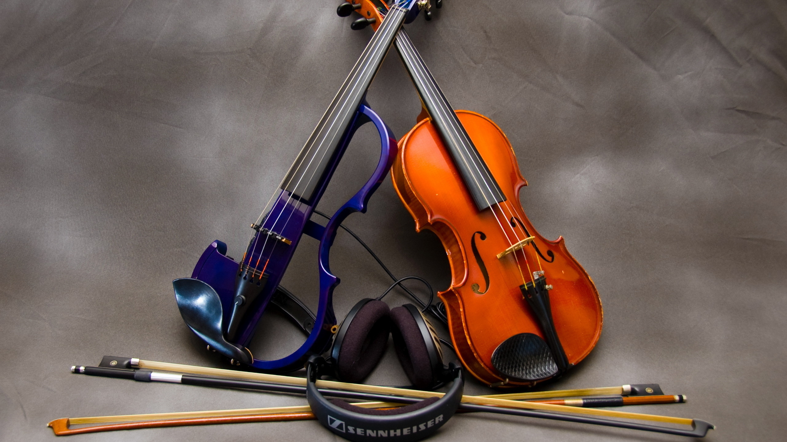 Обои скрипка, струнный инструмент, виолончель, альт, Смычковые музыкальные инструменты в разрешении 2560x1440
