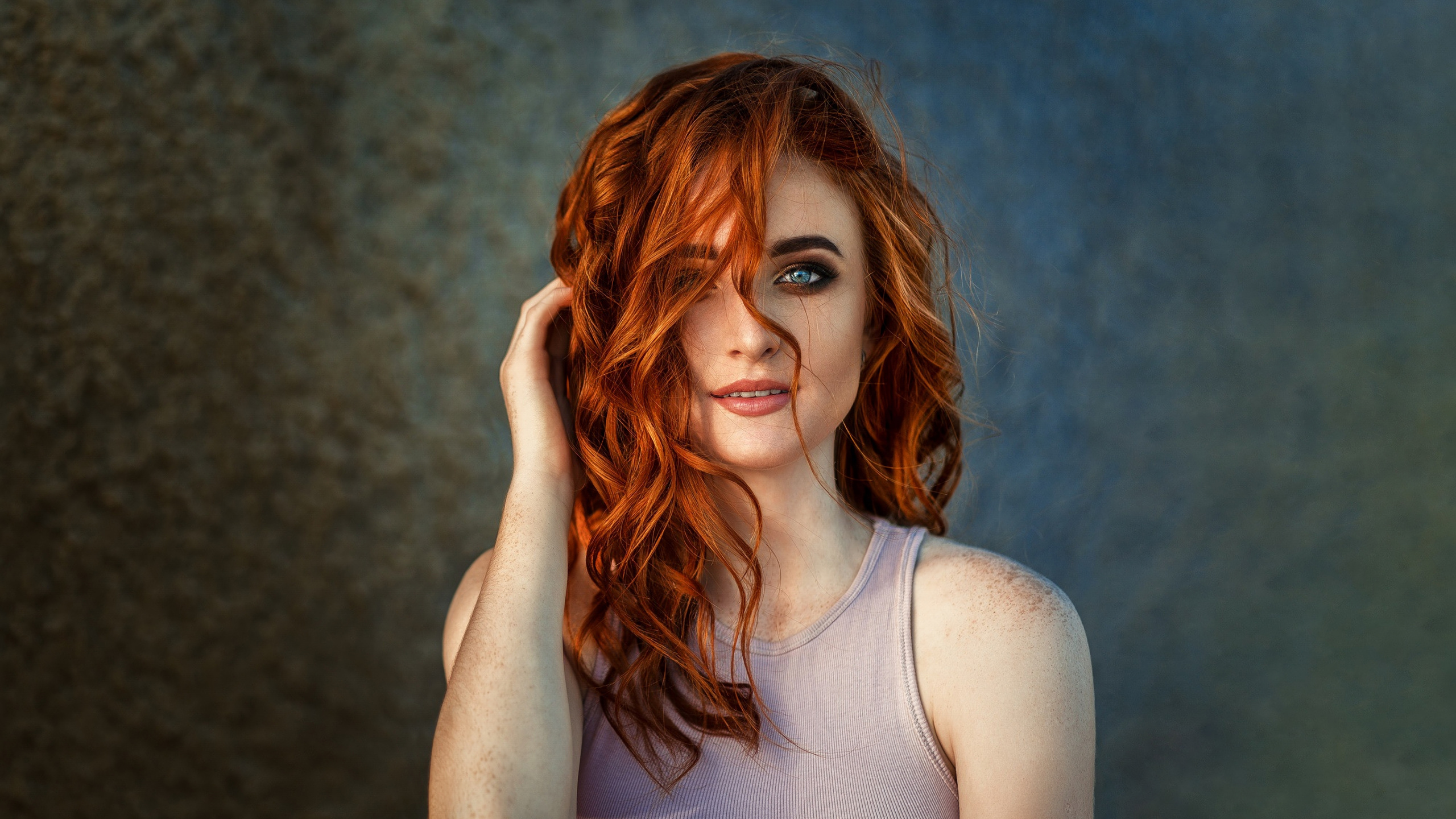 Обои рыжие волосы, волосы, лицо, красота, синий в разрешении 2560x1440
