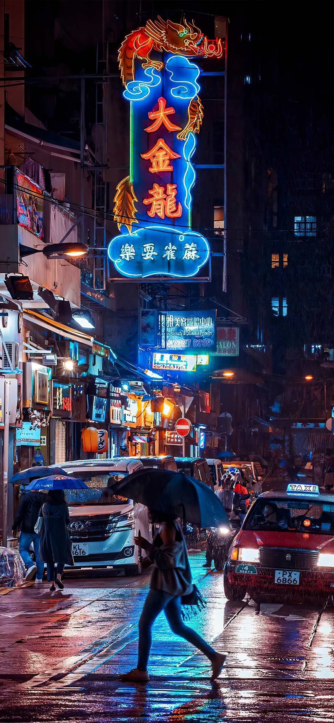 Обои городской автомобиль, легковые автомобили, здание, автомобильное освещение, свет в разрешении 1125x2436